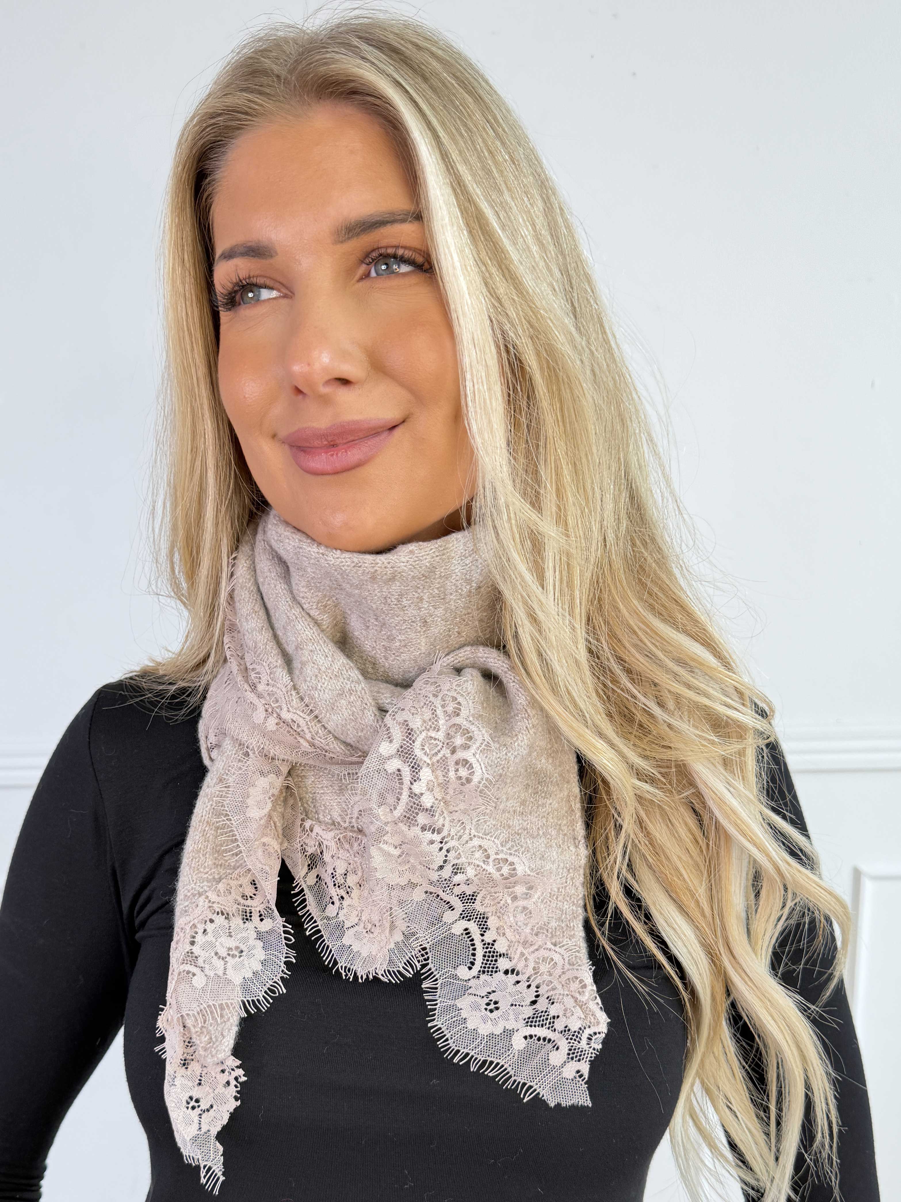 Katinka - Blødt og lækkert tørklæde med en fin blondekant