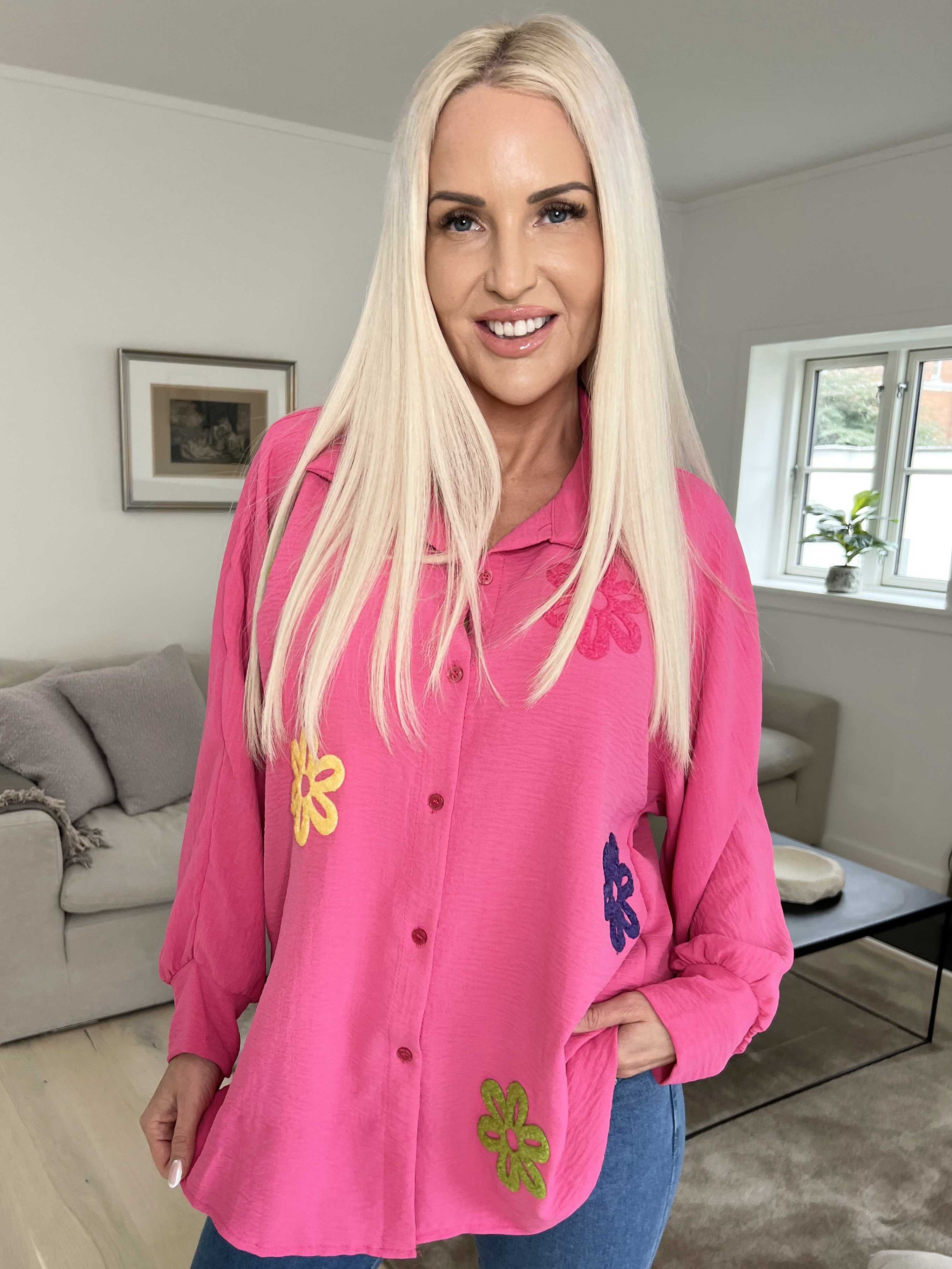 Katrin - Skjorta med fina färgade blommor på framsidan