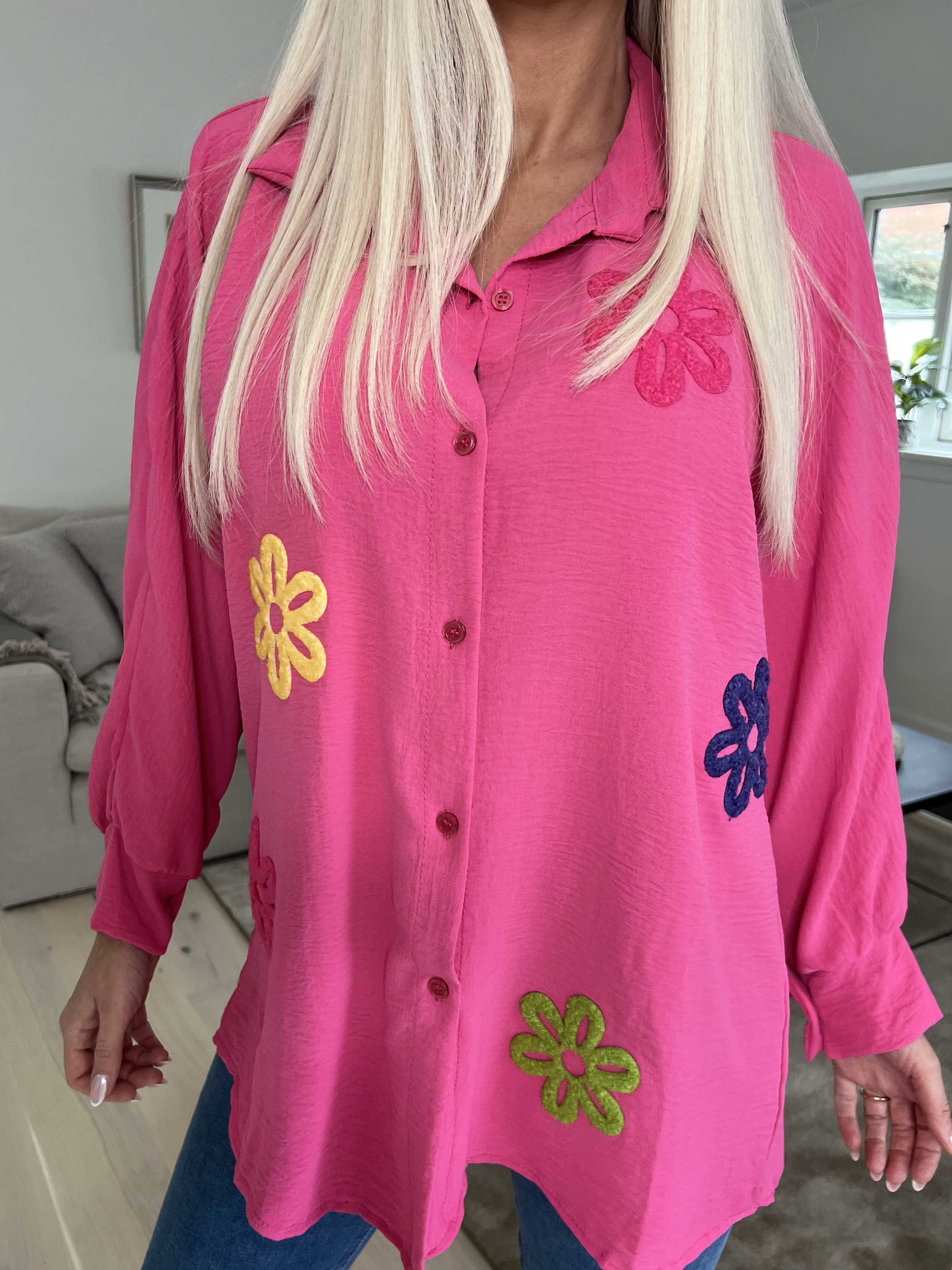 Katrin - Skjorta med fina färgade blommor på framsidan