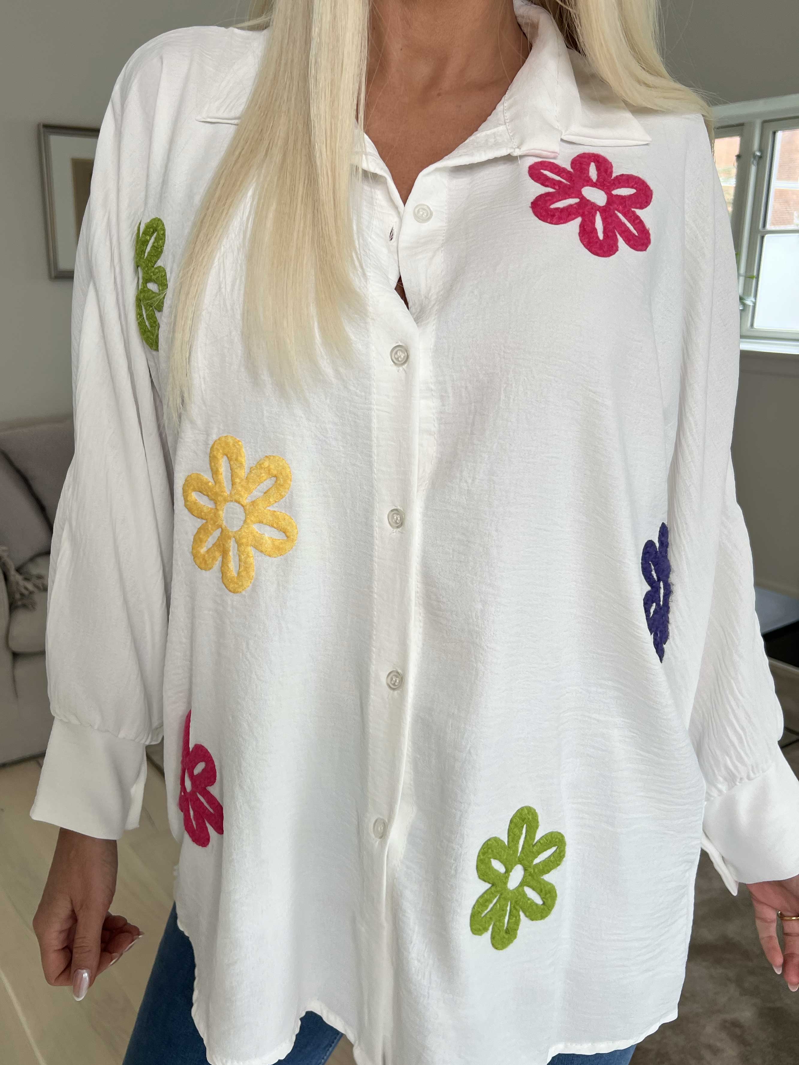 Katrin - Skjorta med fina färgade blommor på framsidan