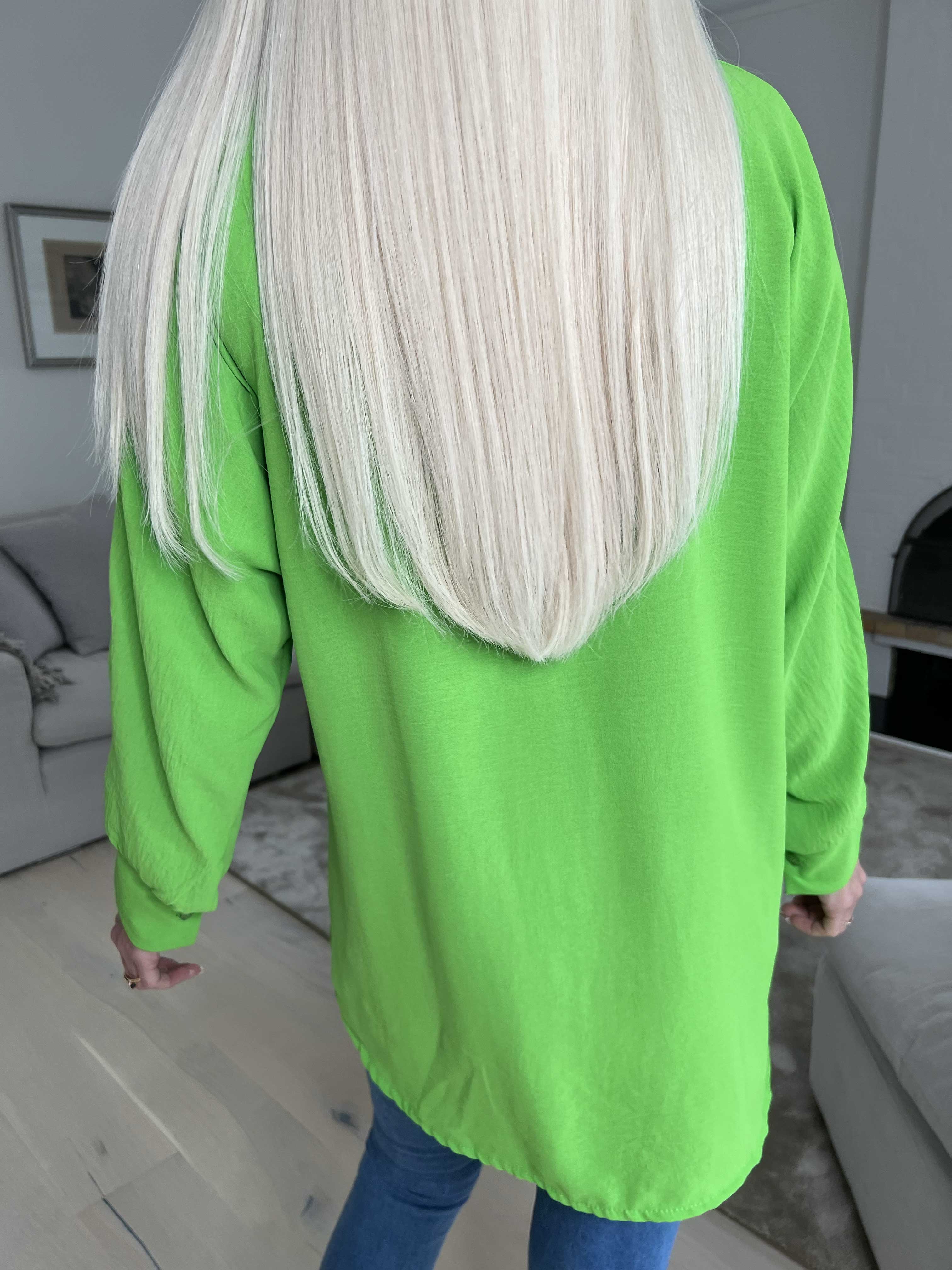 Katrin - Skjorta med fina färgade blommor på framsidan