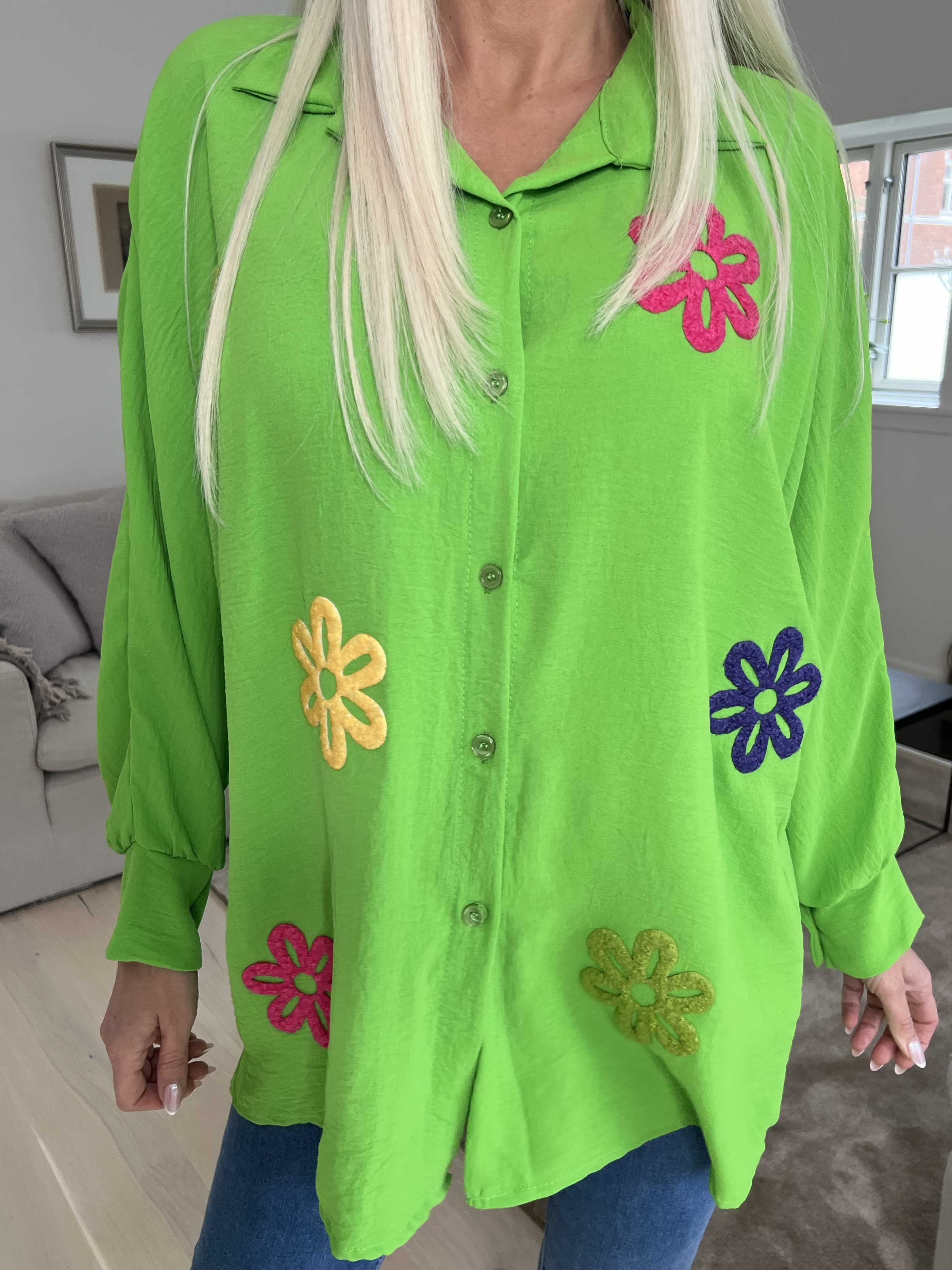 Katrin - Skjorta med fina färgade blommor på framsidan