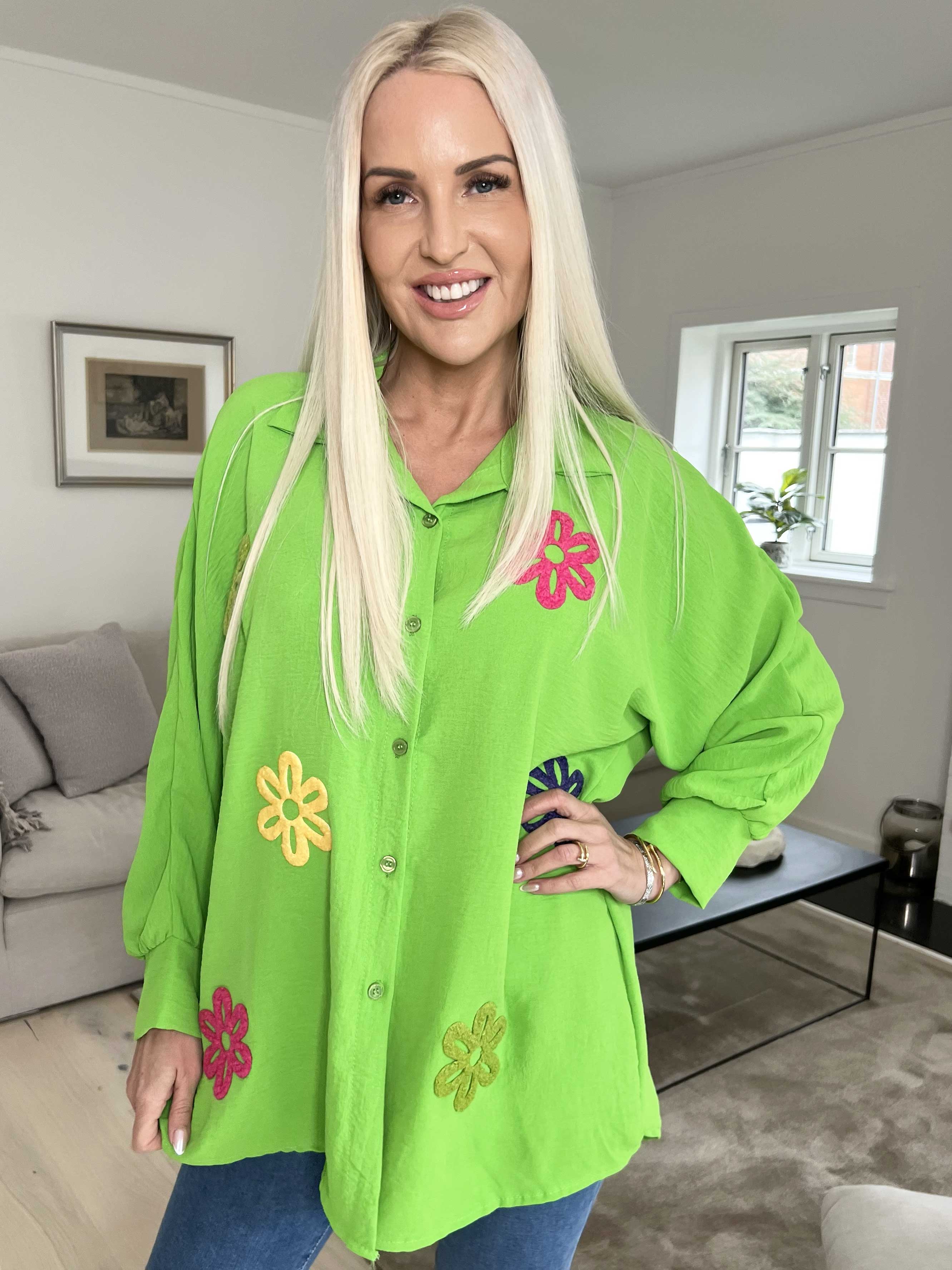 Katrin - Skjorta med fina färgade blommor på framsidan