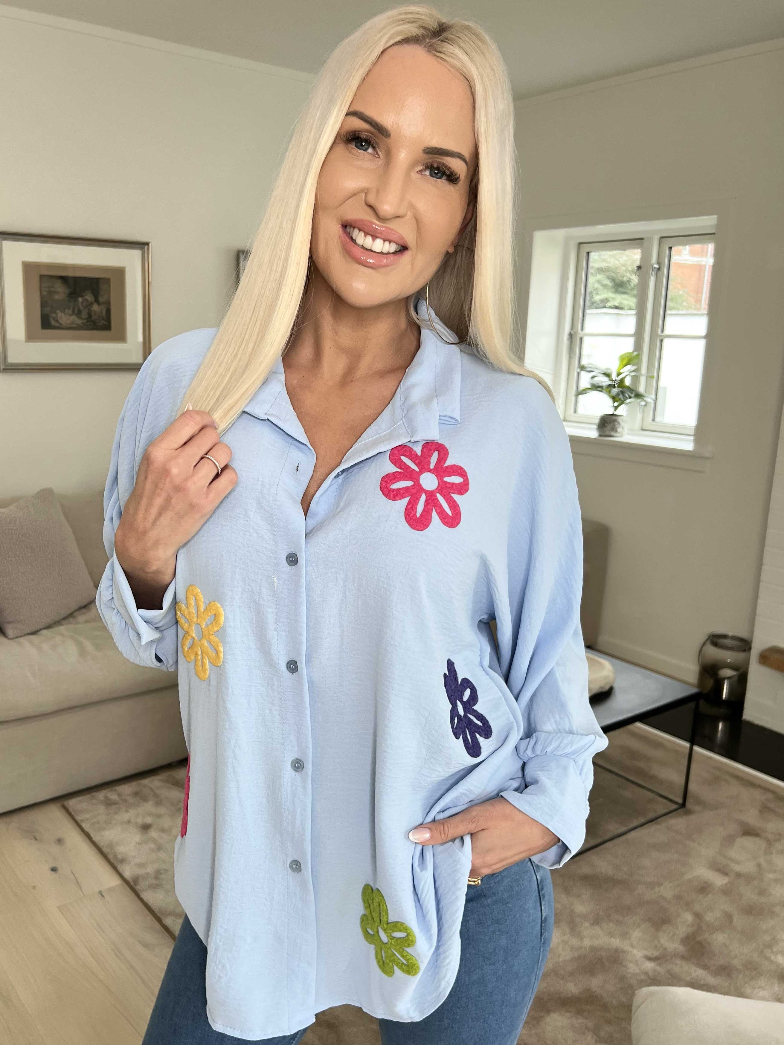Katrin - Skjorta med fina färgade blommor på framsidan