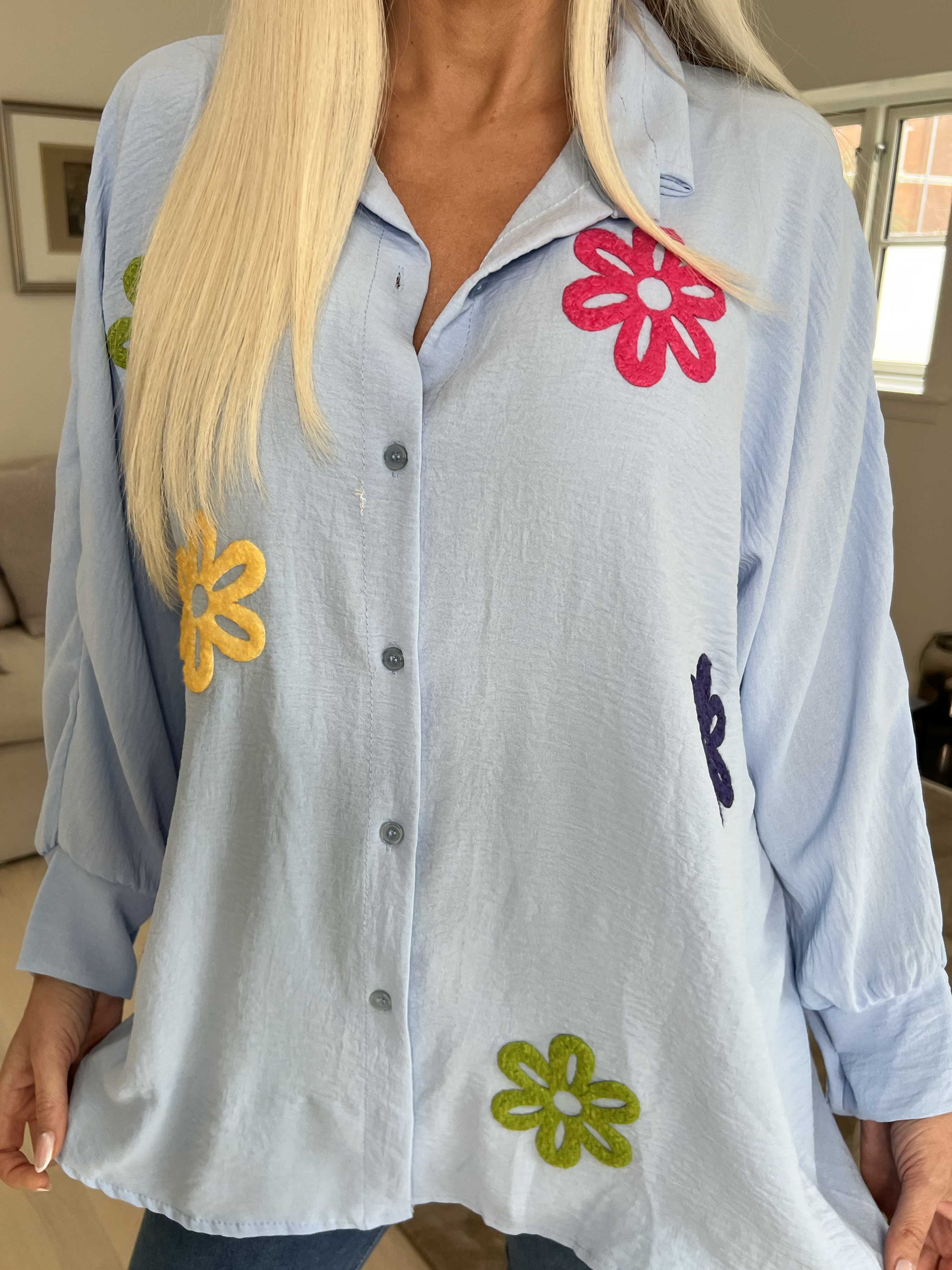 Katrin - Skjorta med fina färgade blommor på framsidan
