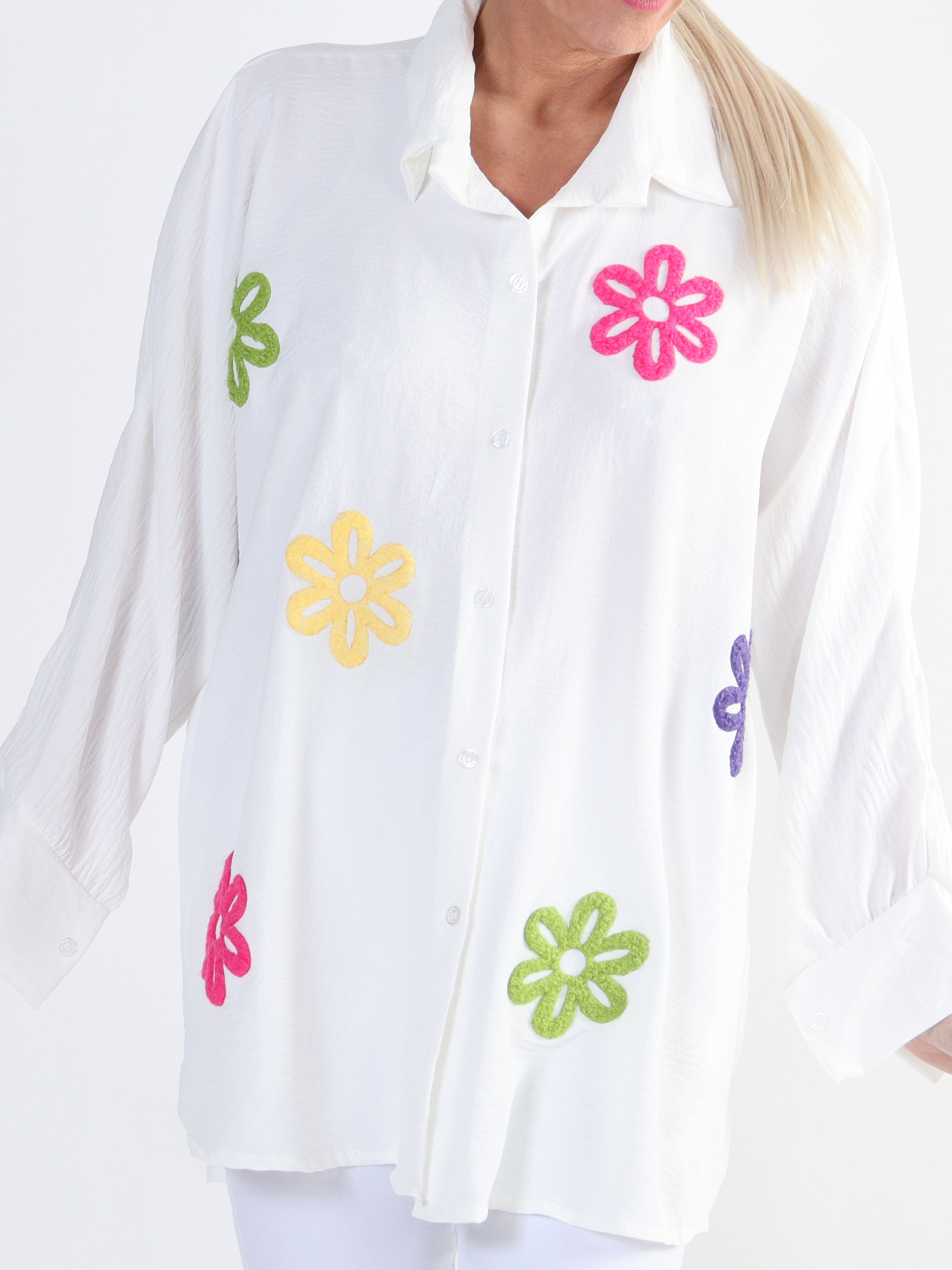 Katrin - Skjorta i plusstorlek med fina färgade blommor på framsidan