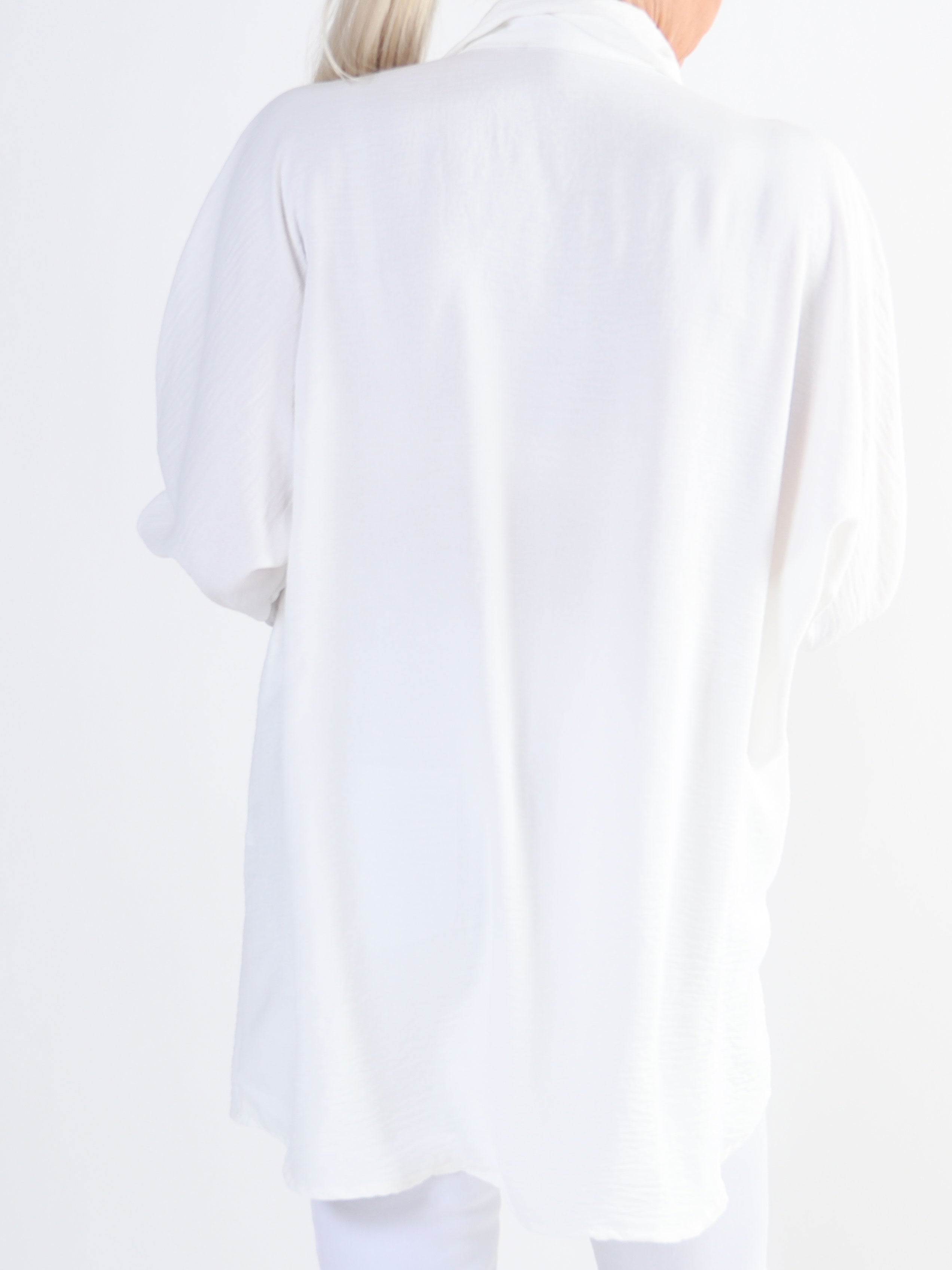 Katrin - Skjorta i plusstorlek med fina färgade blommor på framsidan