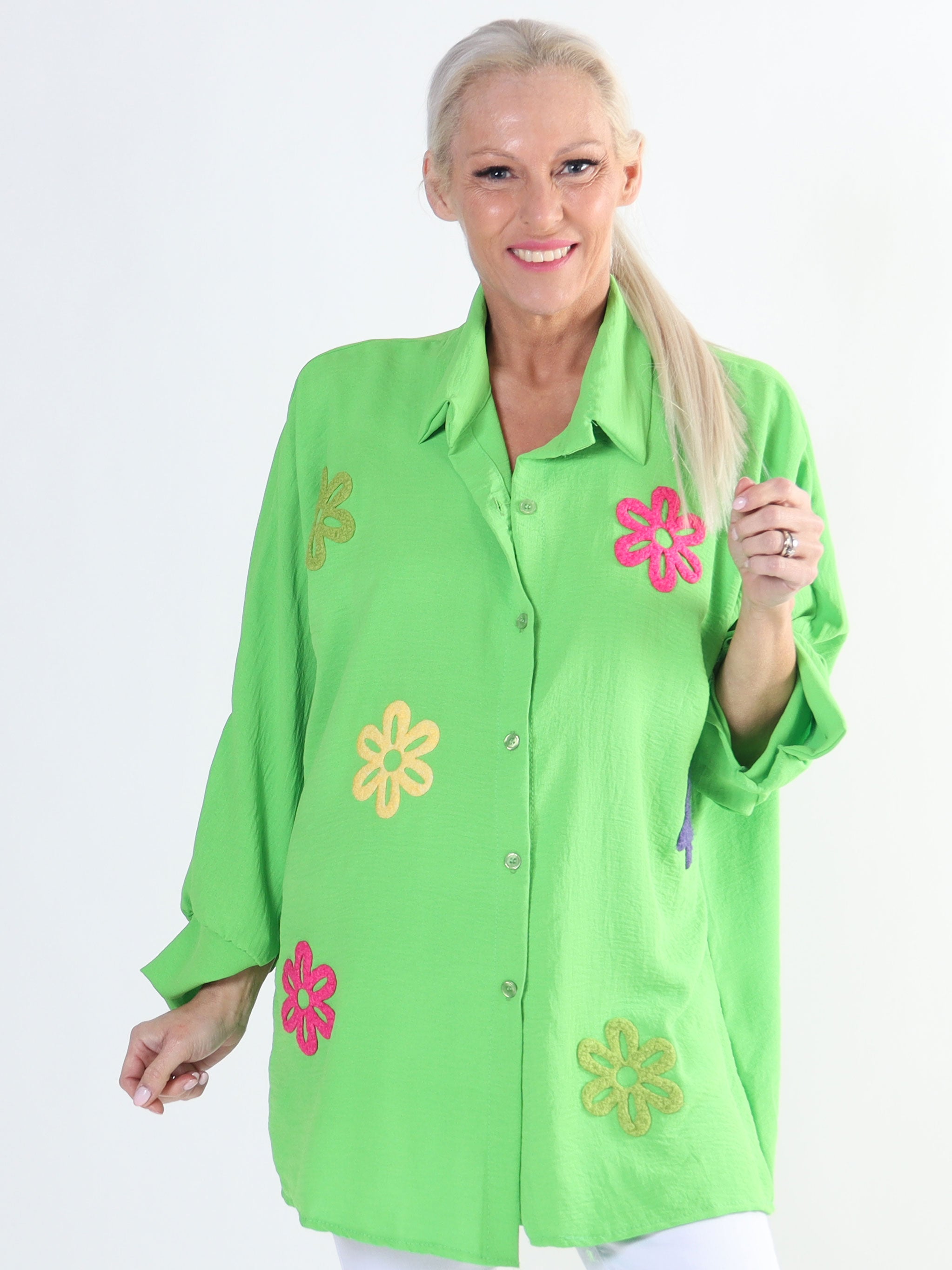 Katrin - Skjorta i plusstorlek med fina färgade blommor på framsidan