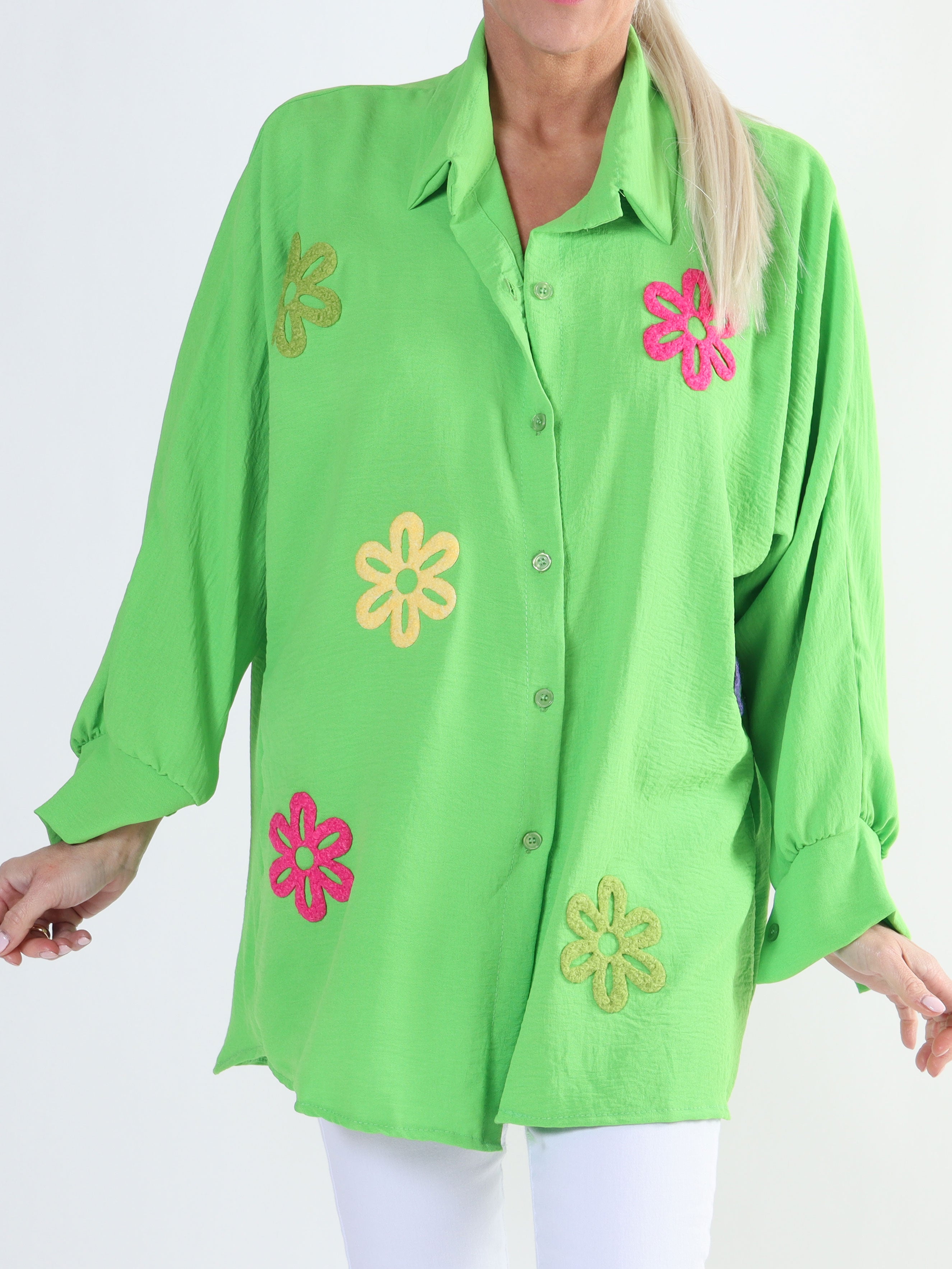 Katrin - Skjorta i plusstorlek med fina färgade blommor på framsidan