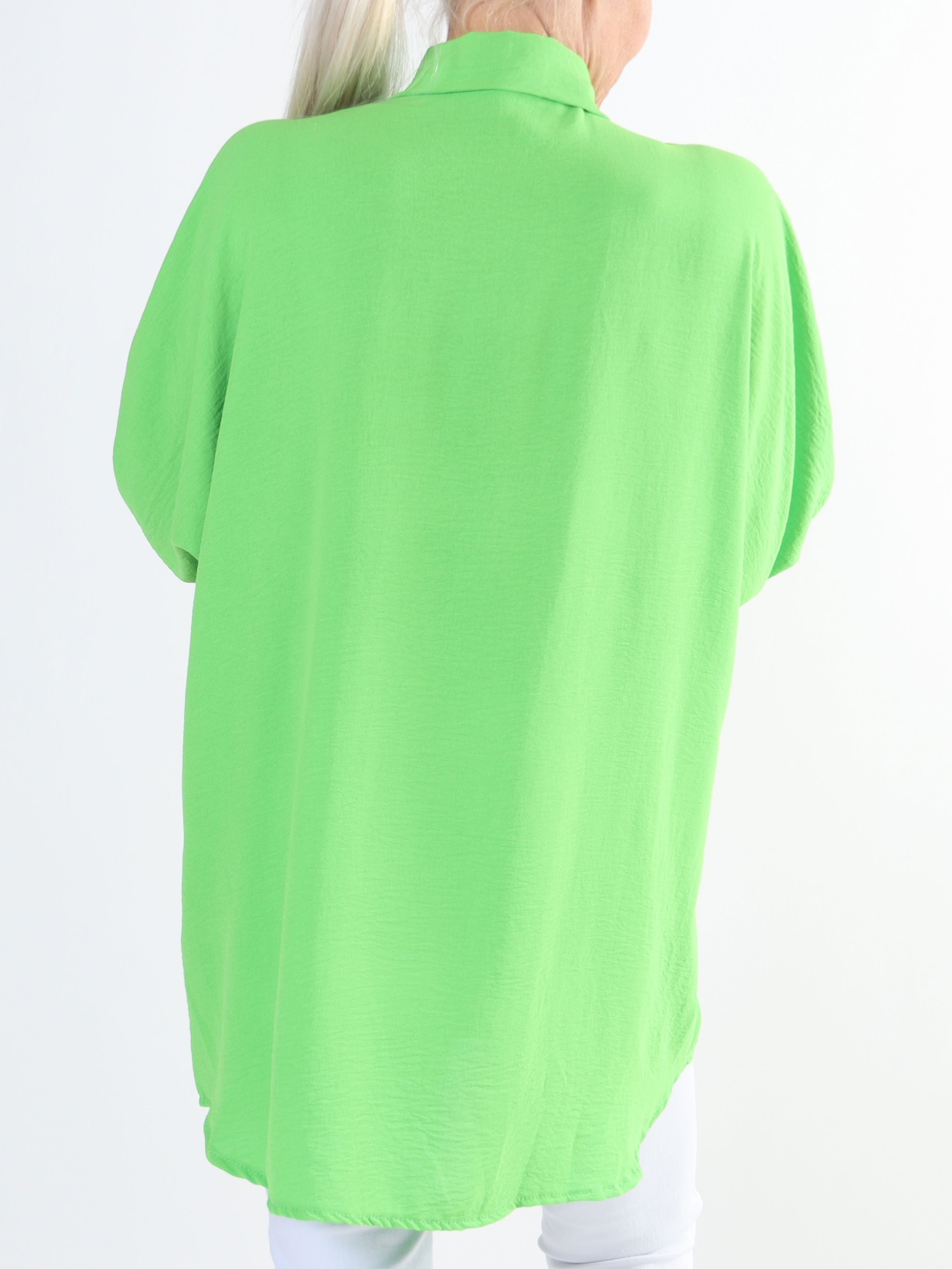 Katrin - Skjorta i plusstorlek med fina färgade blommor på framsidan