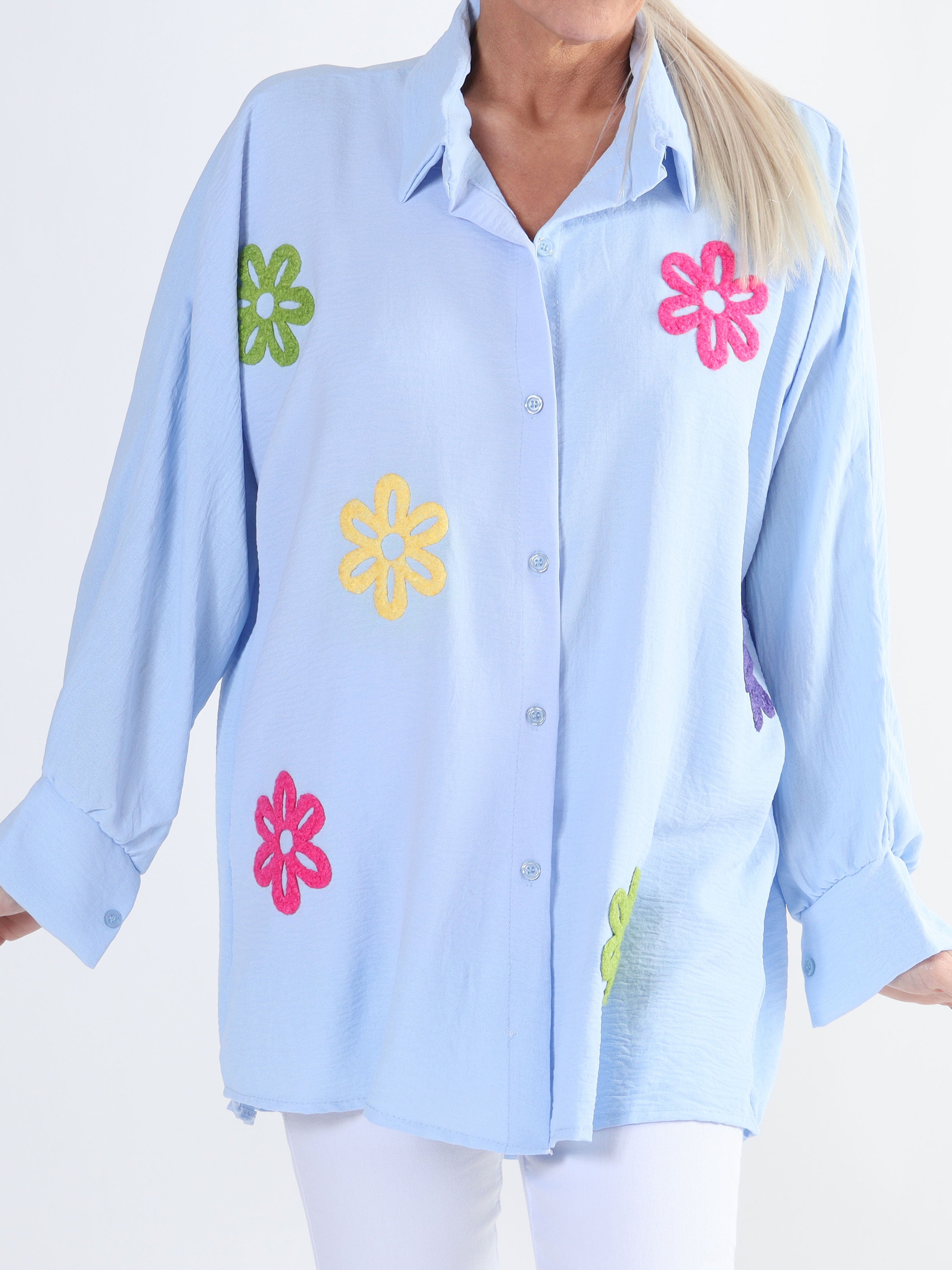 Katrin - Skjorta i plusstorlek med fina färgade blommor på framsidan