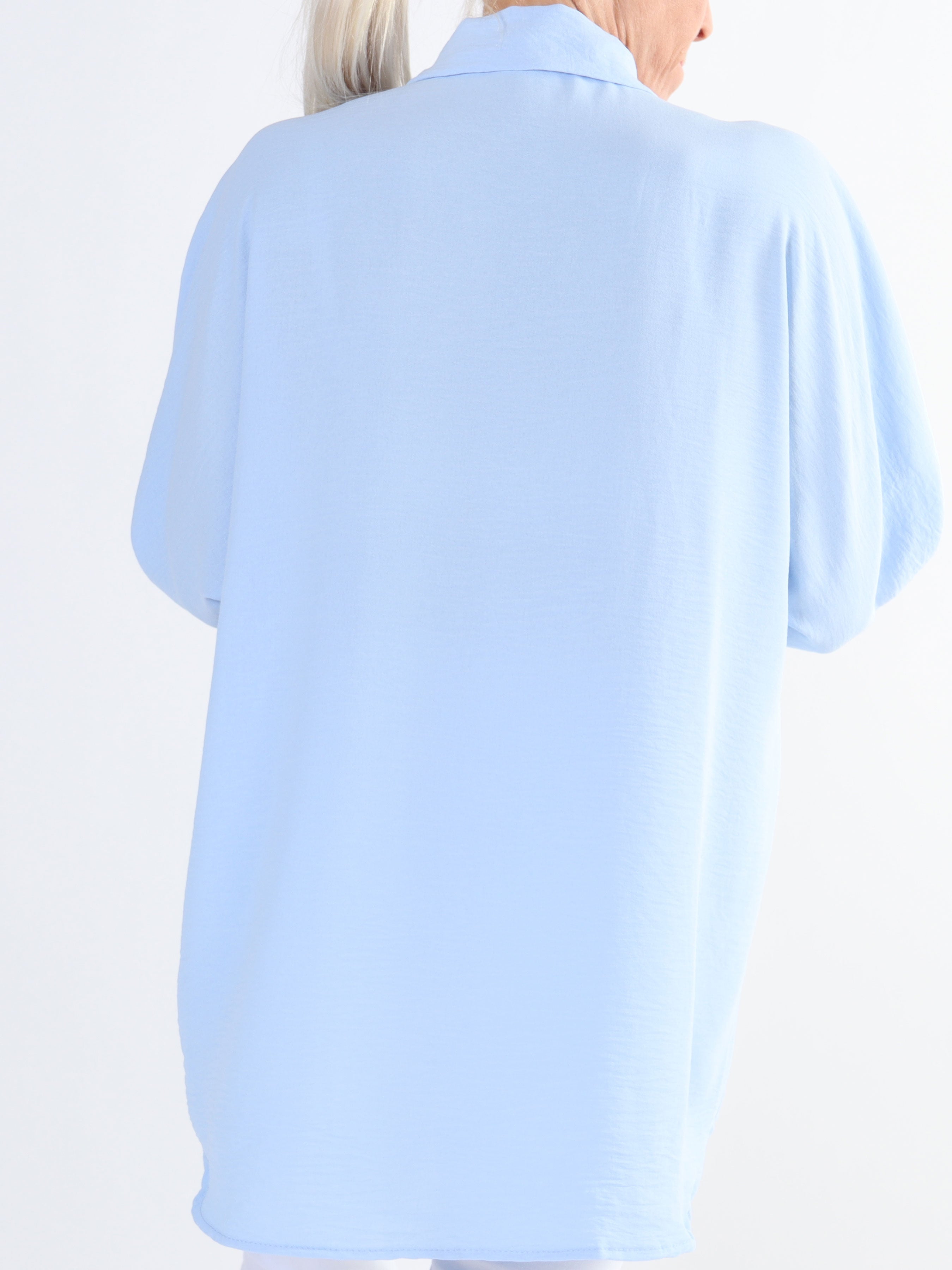 Katrin - Skjorta i plusstorlek med fina färgade blommor på framsidan