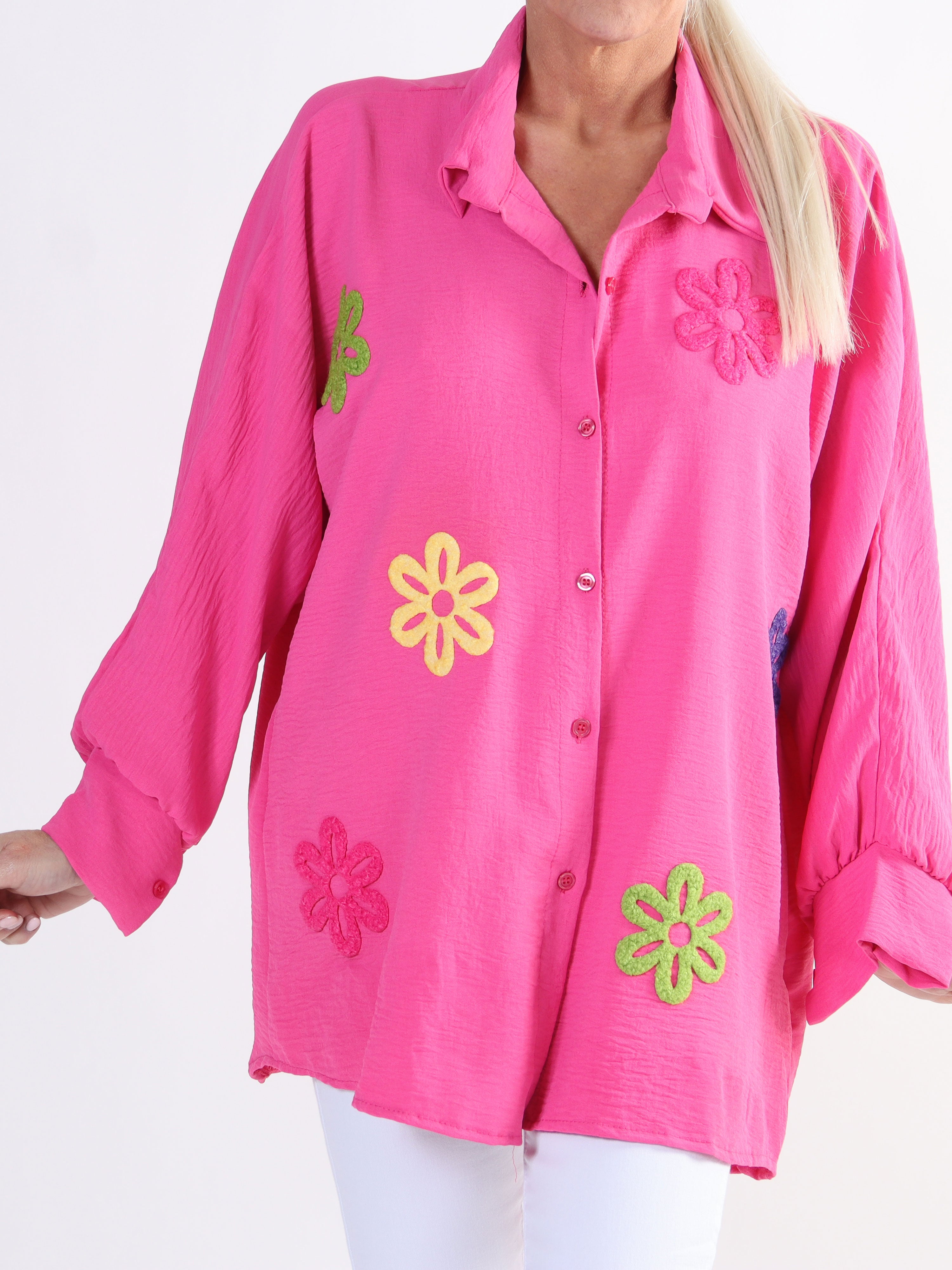 Katrin - Skjorta i plusstorlek med fina färgade blommor på framsidan