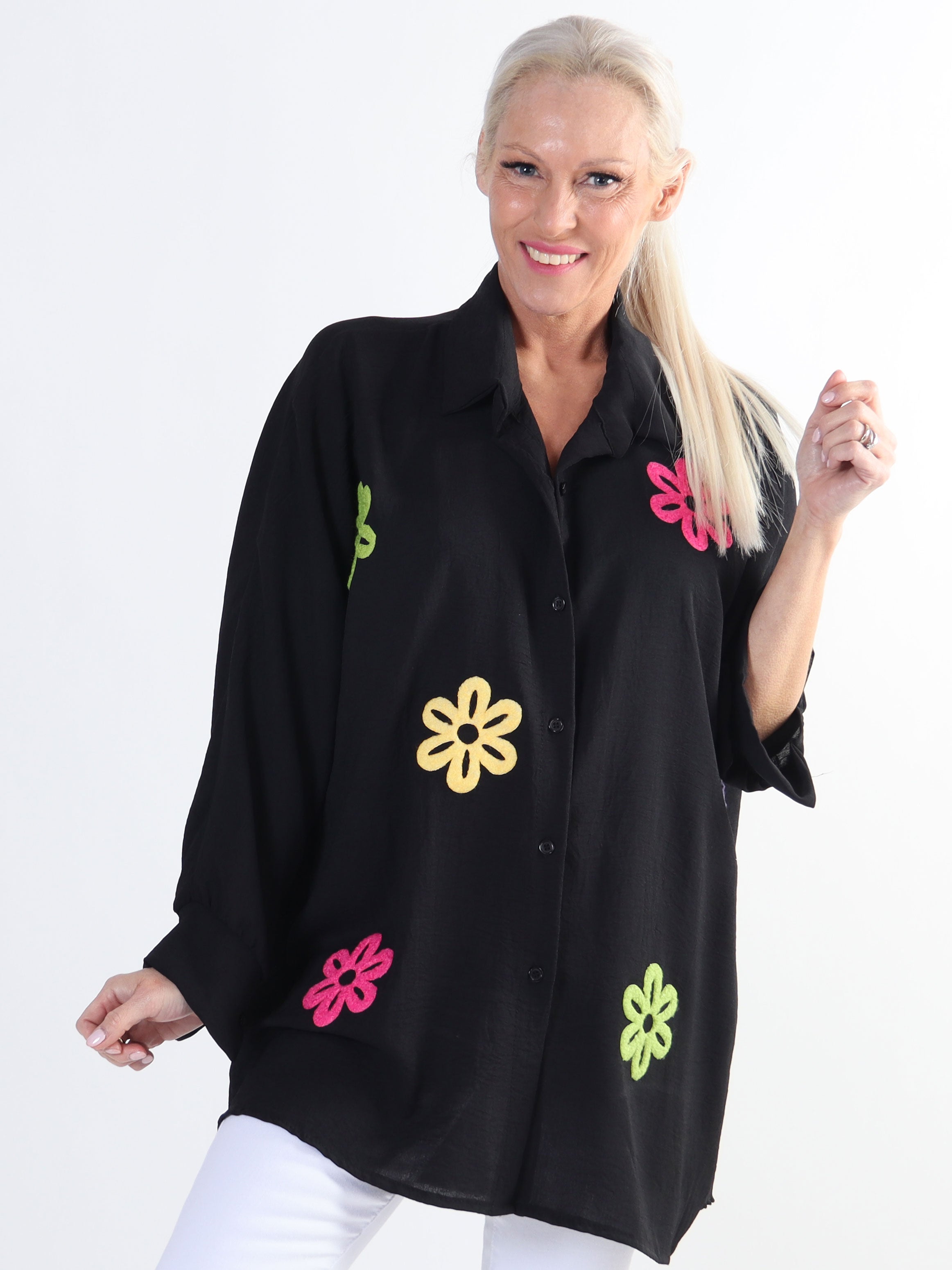 Katrin - Skjorta i plusstorlek med fina färgade blommor på framsidan