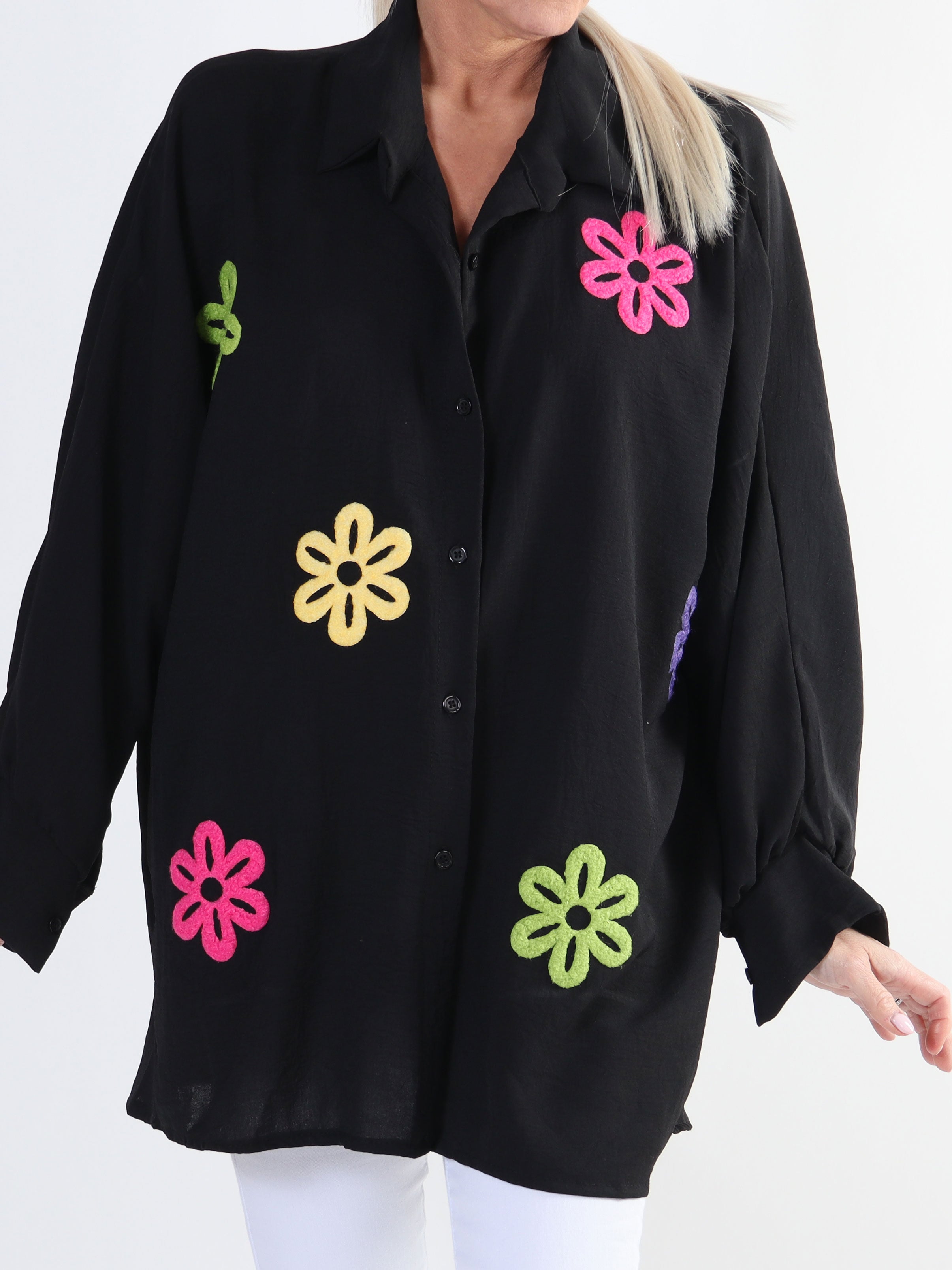 Katrin - Skjorta i plusstorlek med fina färgade blommor på framsidan