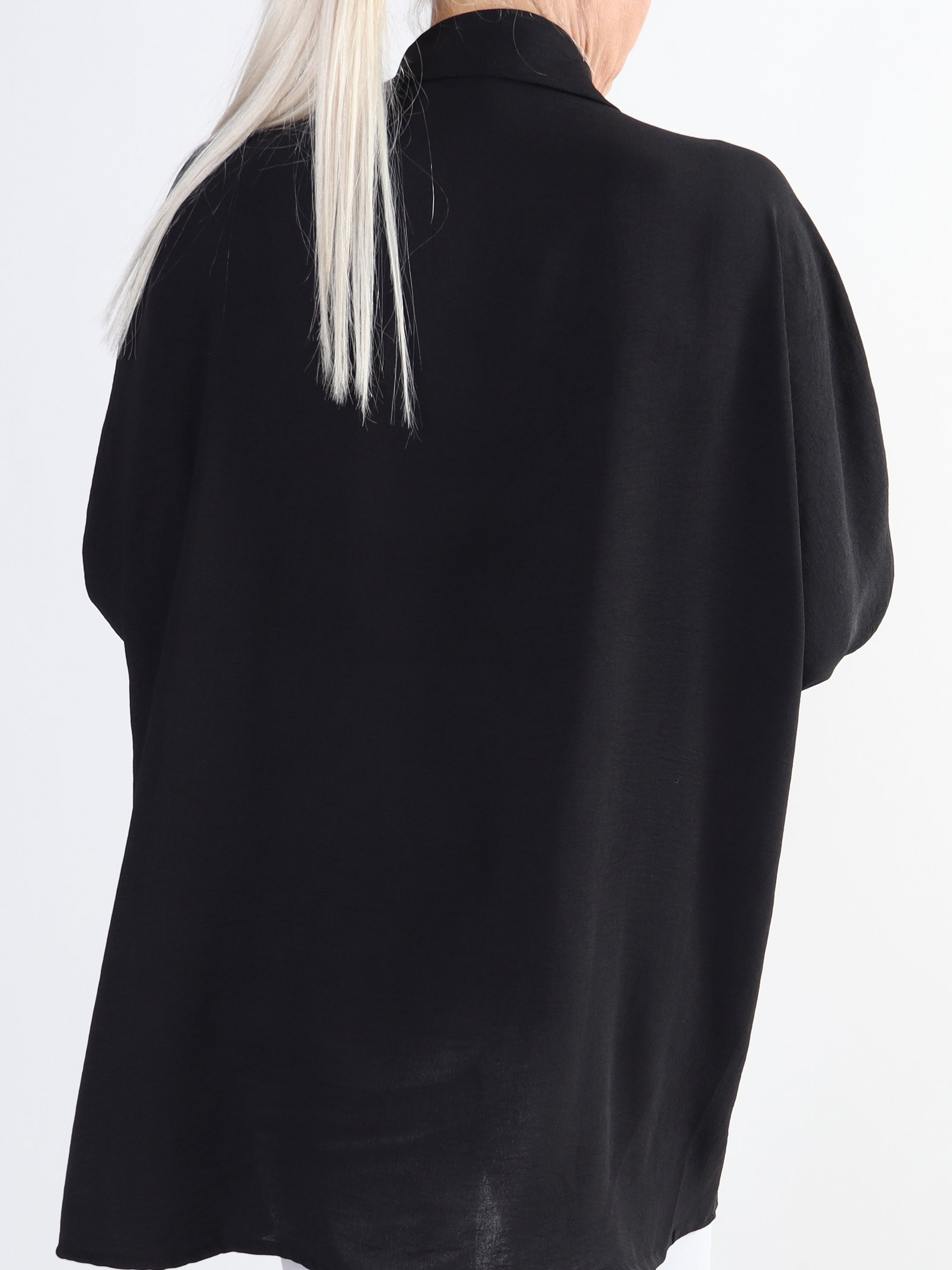 Katrin - Skjorta i plusstorlek med fina färgade blommor på framsidan