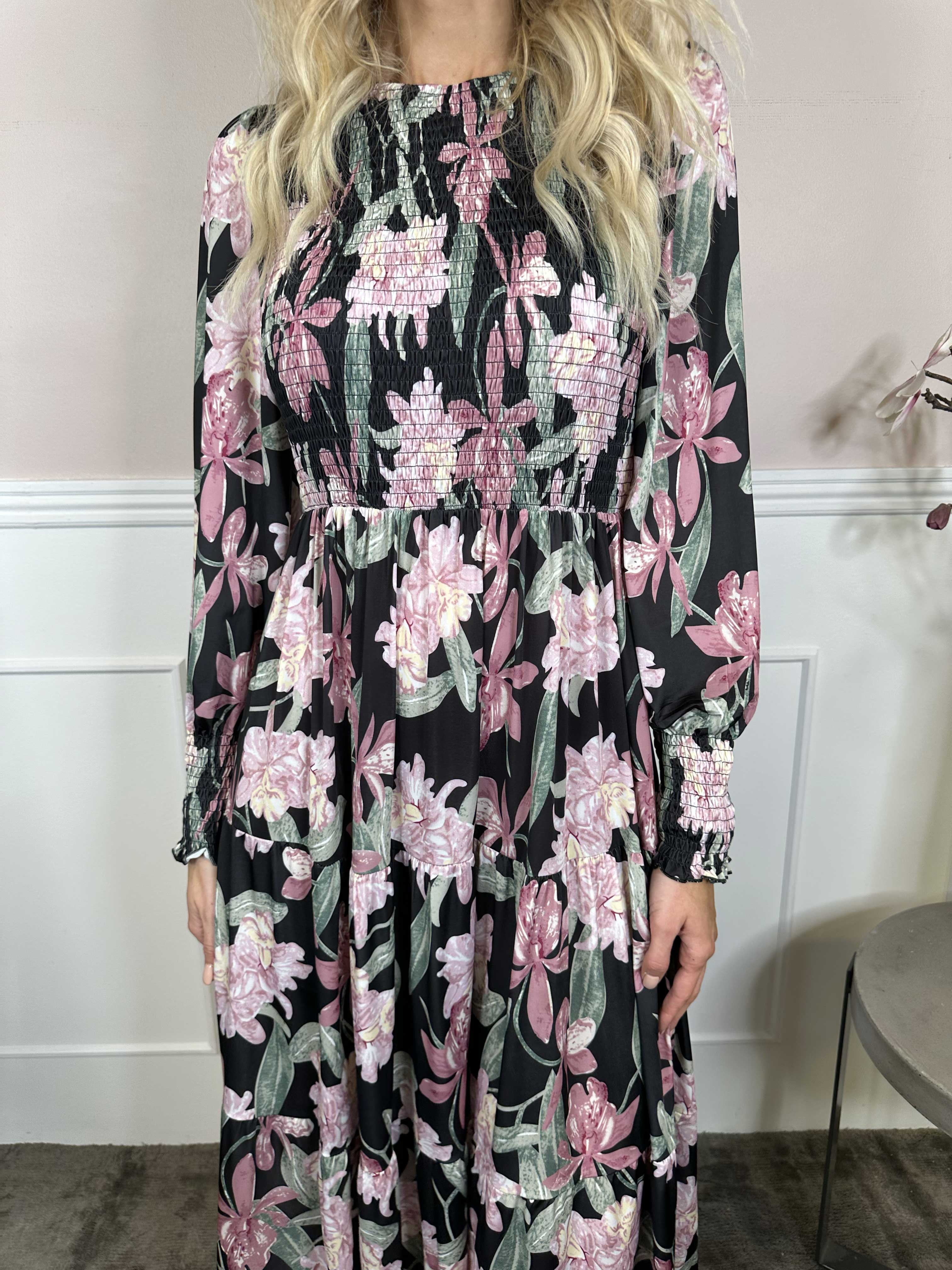 Kelly Flower Dress - Elastisk klänning med smock över bröstet