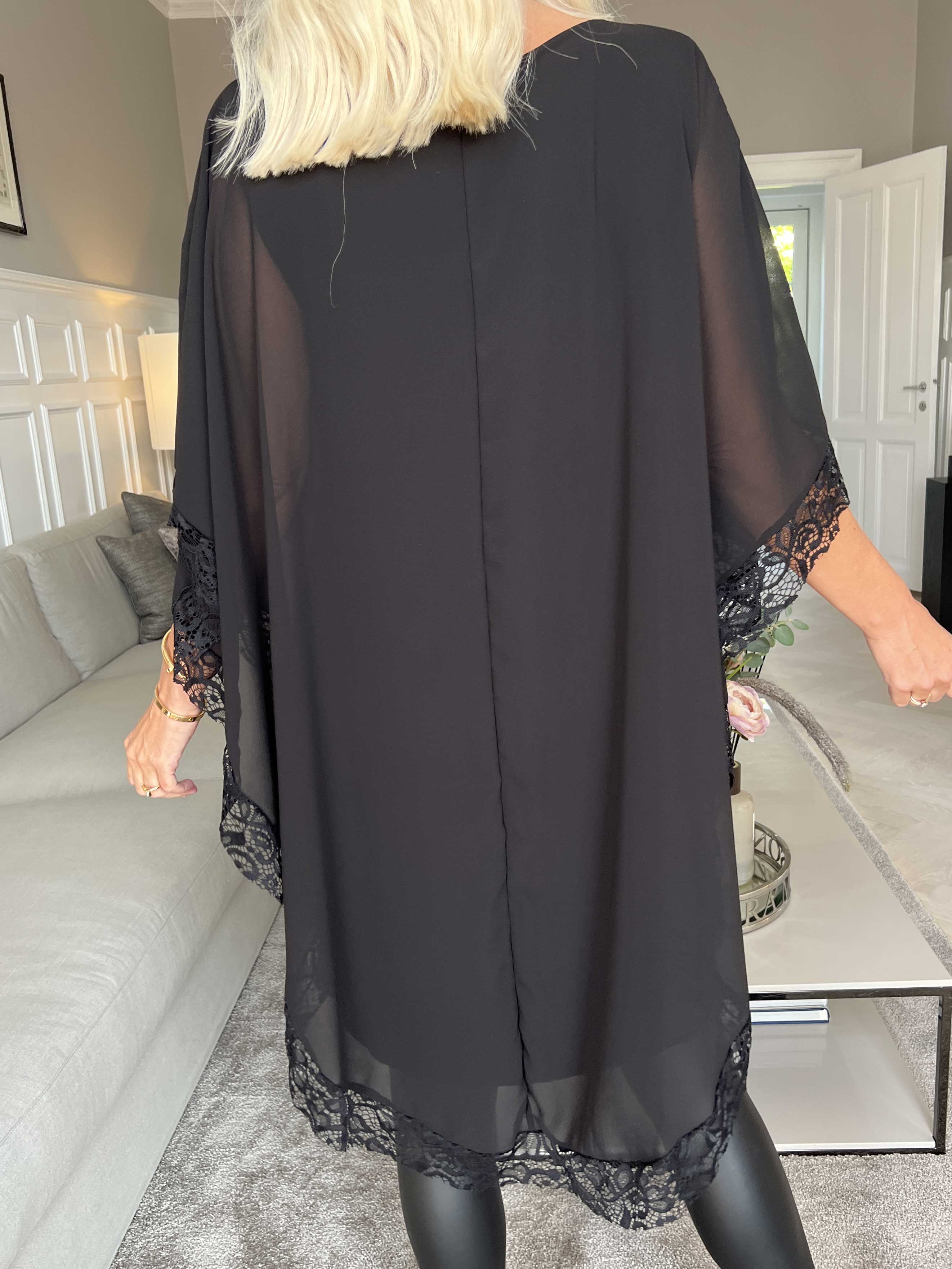 Kenya Edge - Tunikaklänning med chiffonglager och spetskant