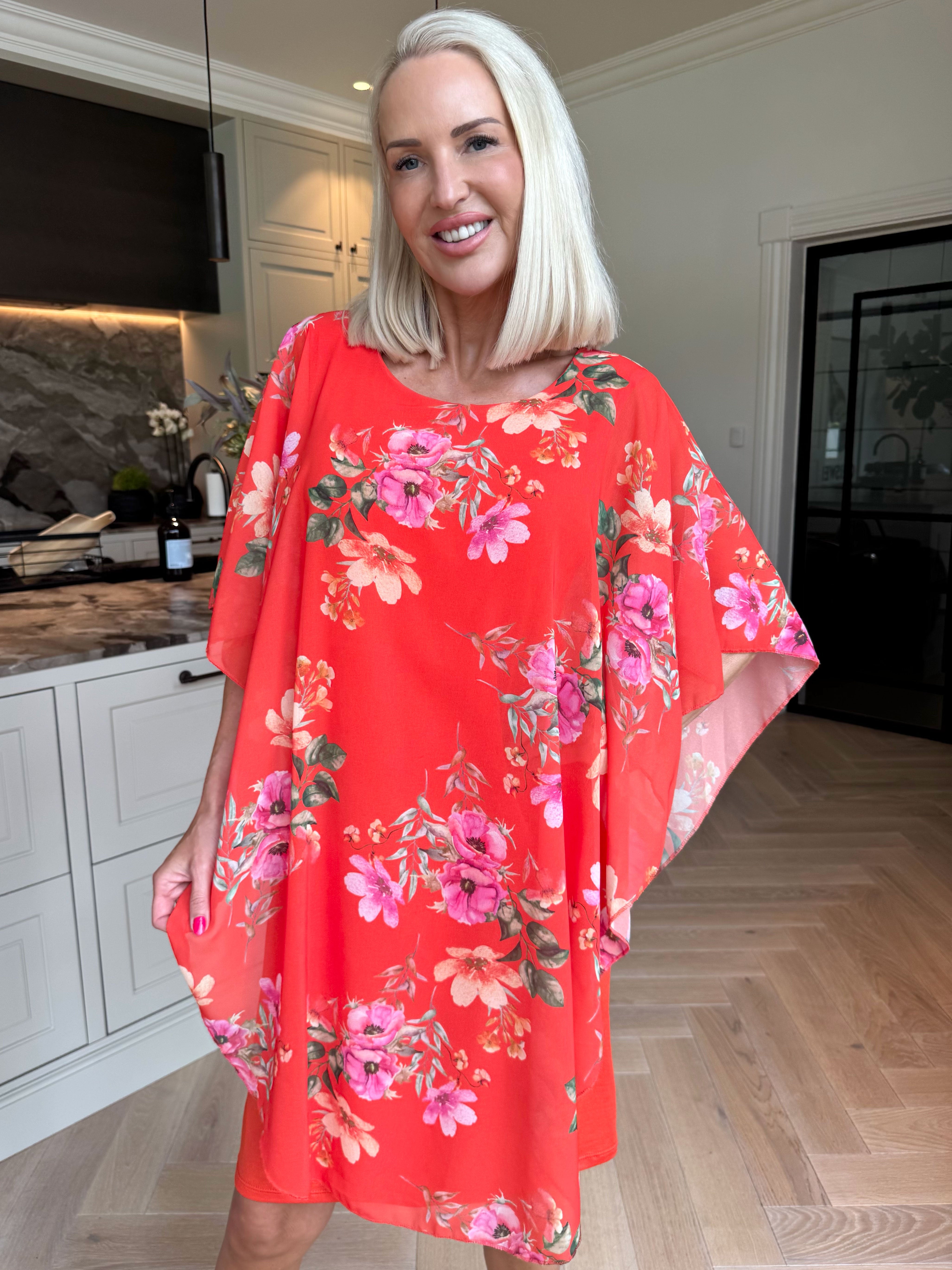Kenya Fleur - Kjole med et let blomstret chiffonstykke
