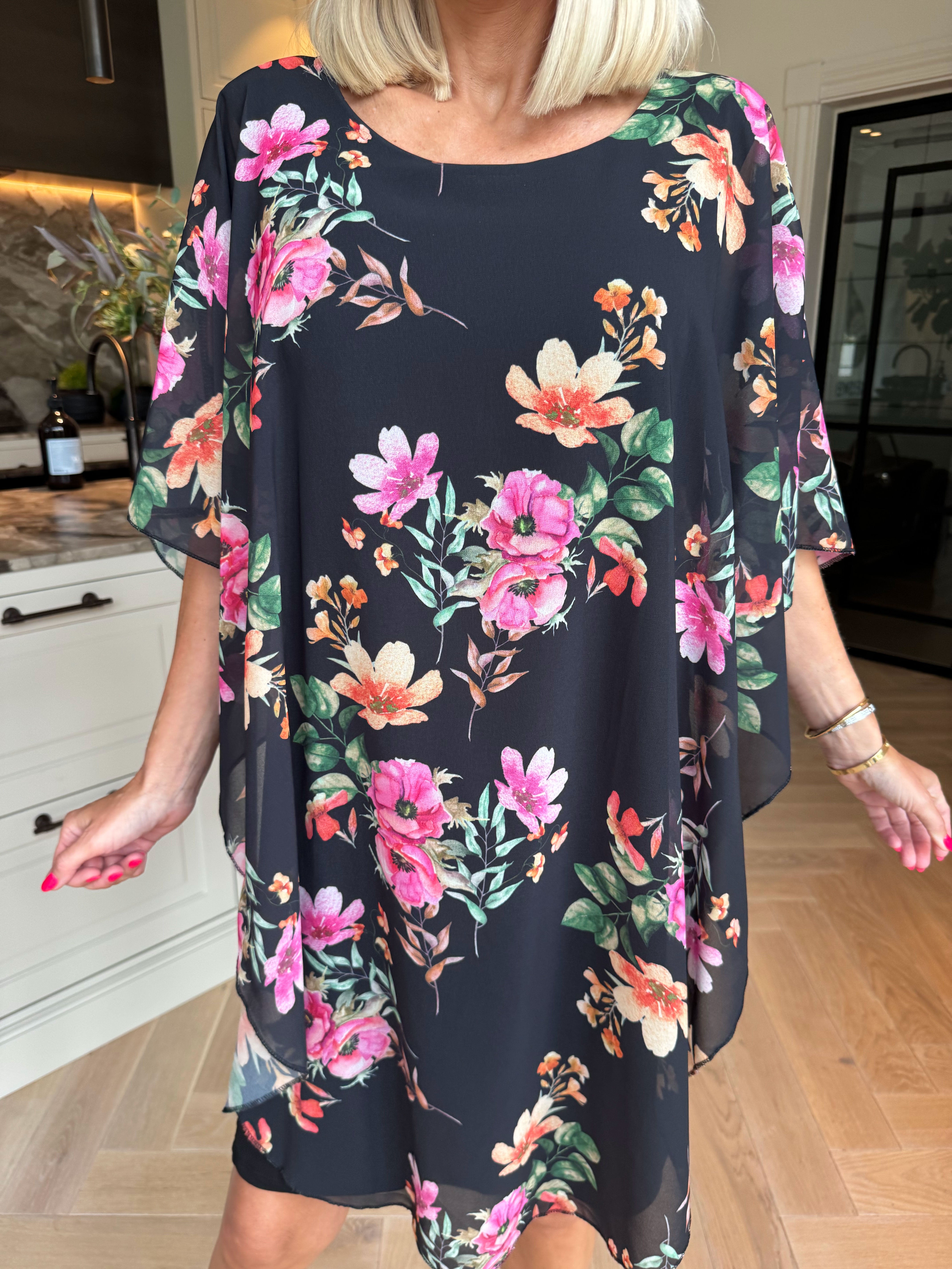 Kenya Fleur - Kjole med et let blomstret chiffonstykke