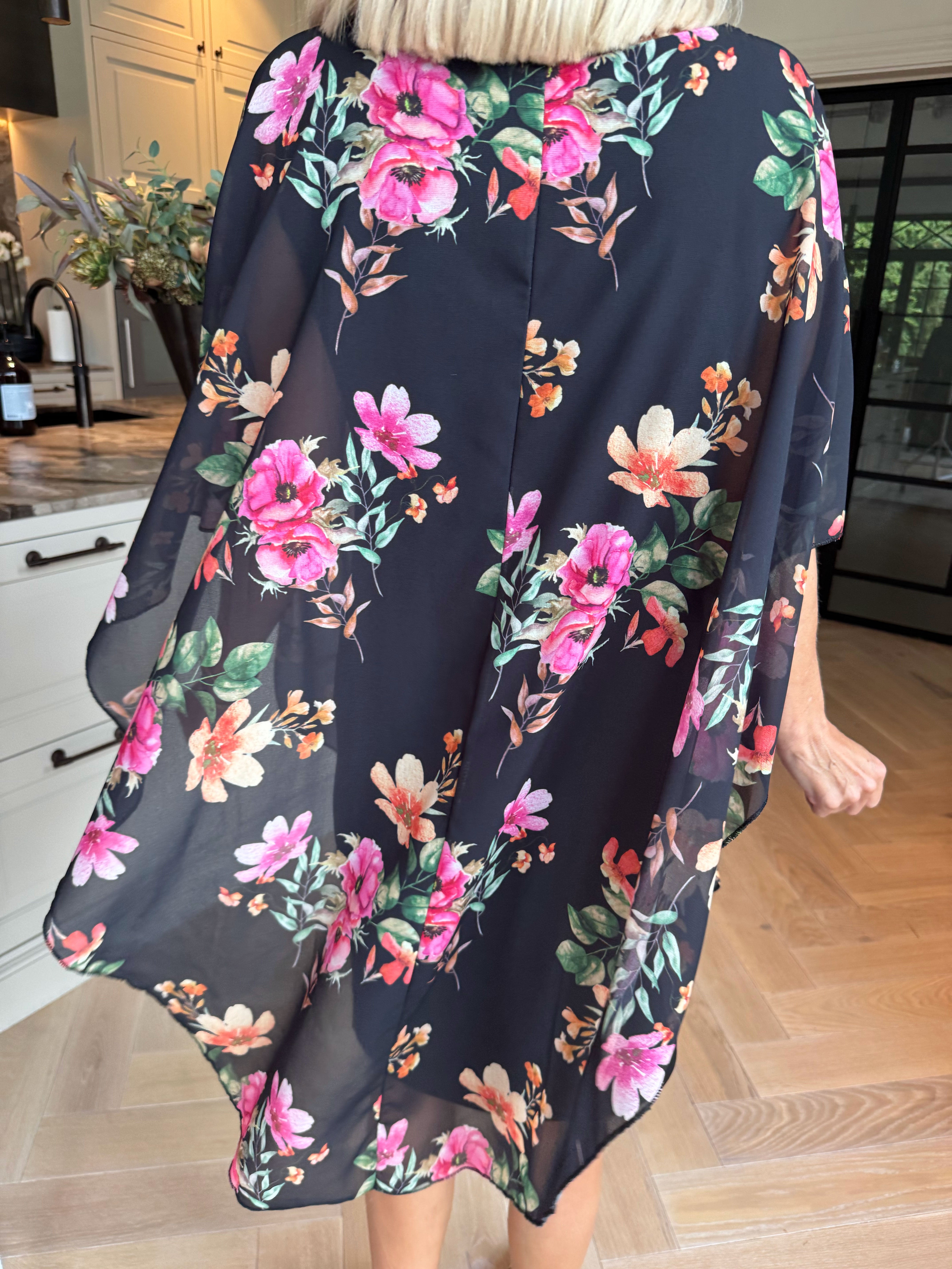 Kenya Fleur - Kjole med et let blomstret chiffonstykke