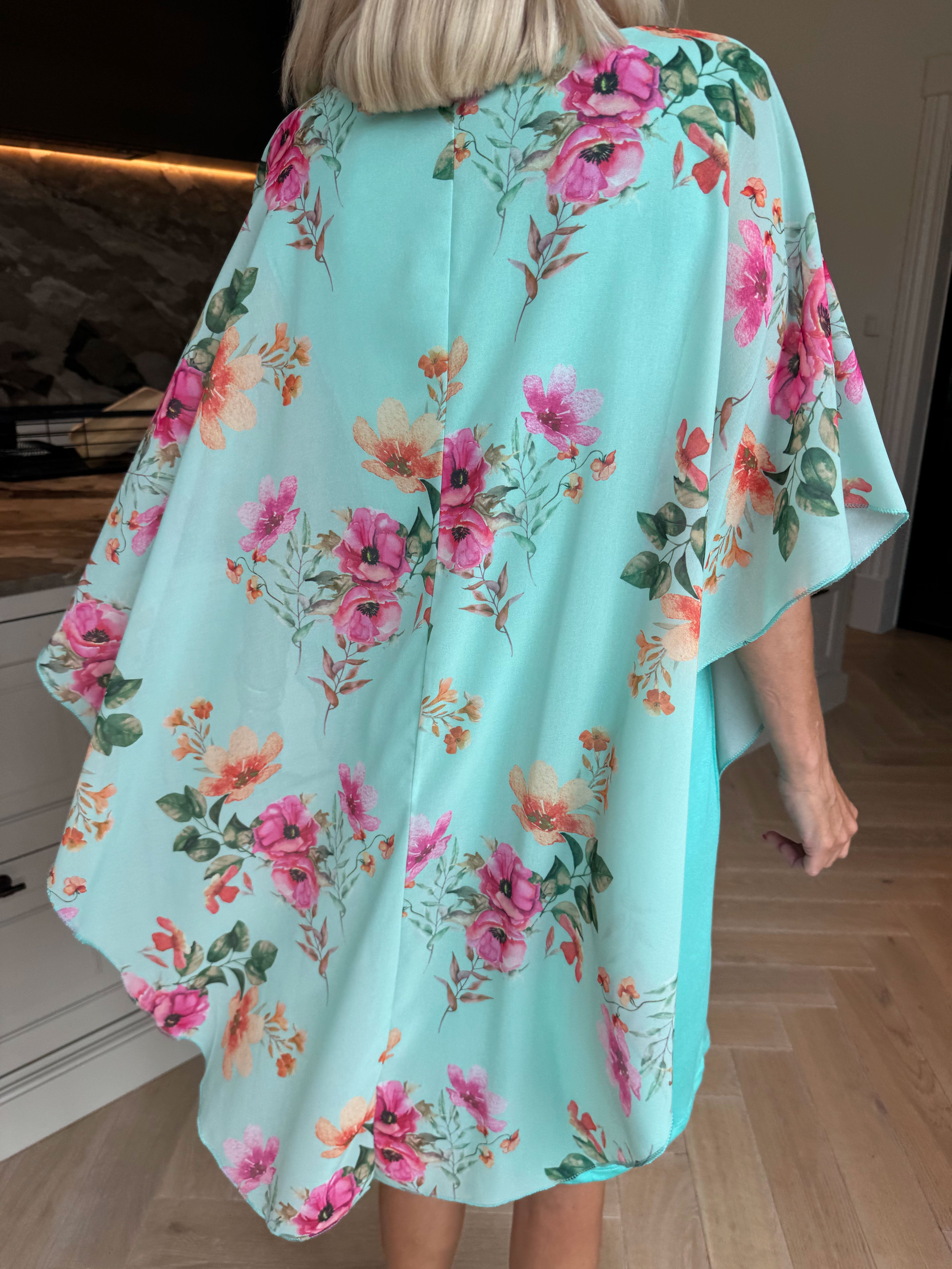 Kenya Fleur - Kjole med et let blomstret chiffonstykke