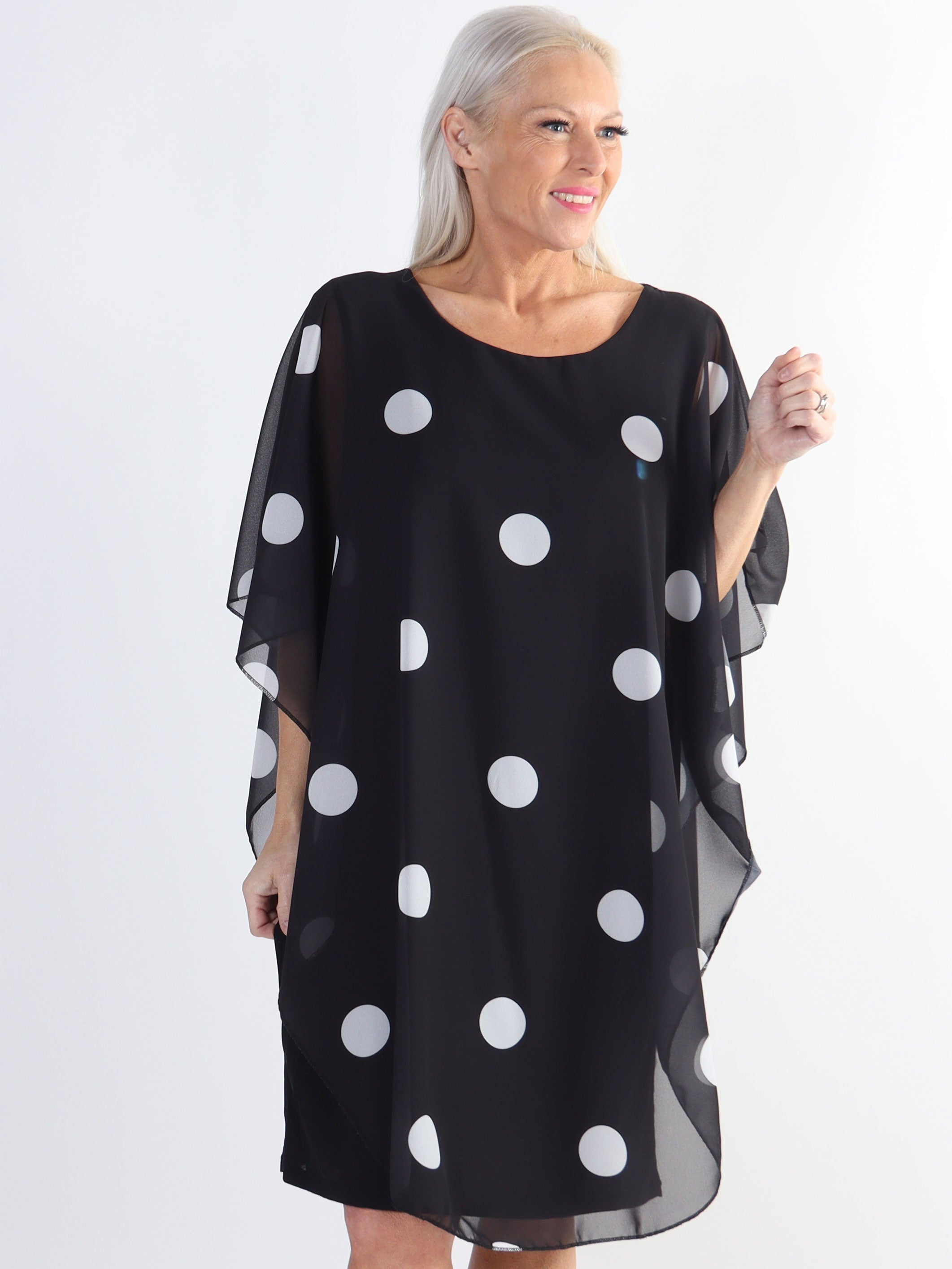 Kenya Dot - Tunikaklänning i plus size med prickigt chiffonglager
