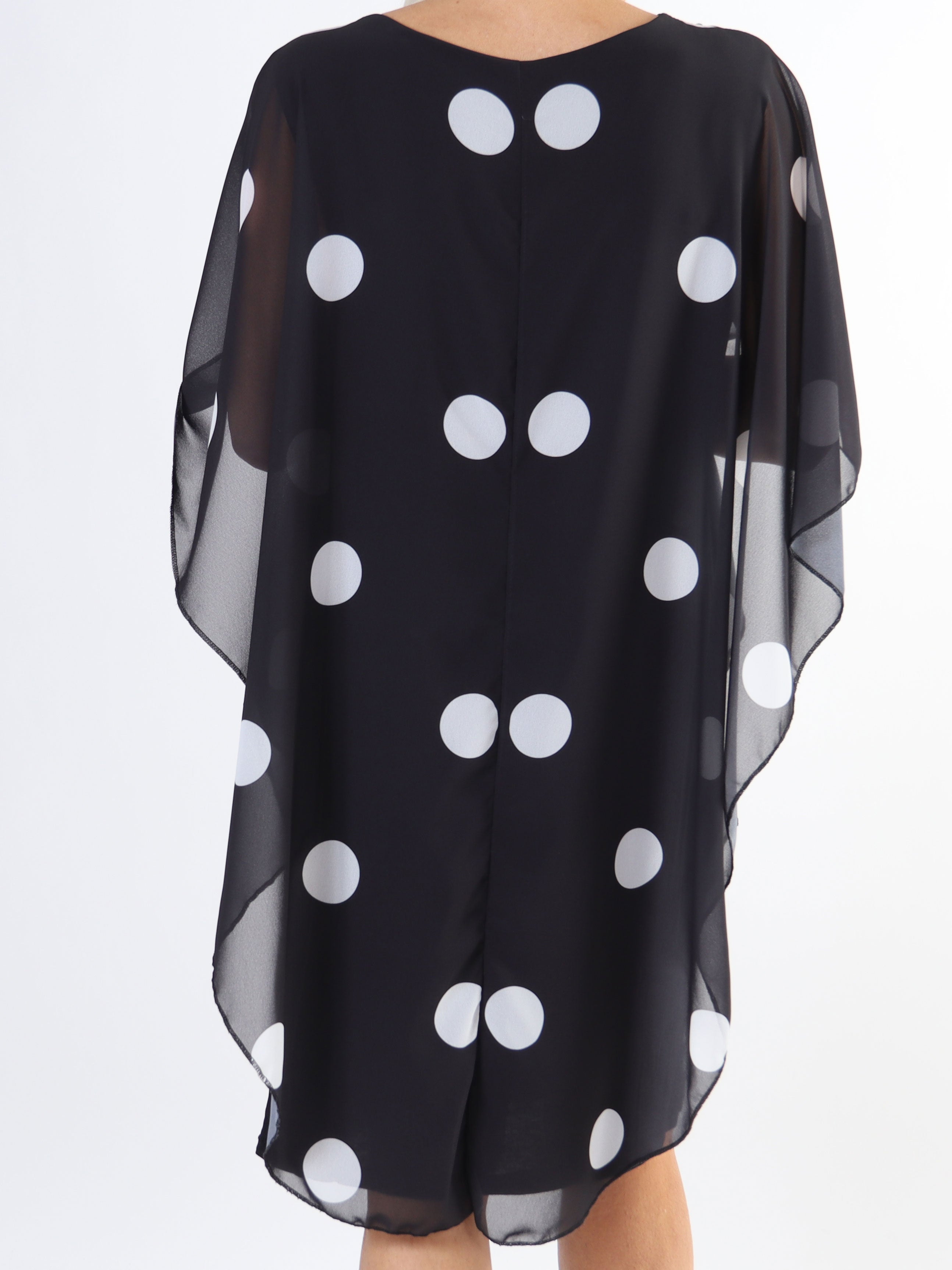 Kenya Dot - Tunikaklänning i plus size med prickigt chiffonglager