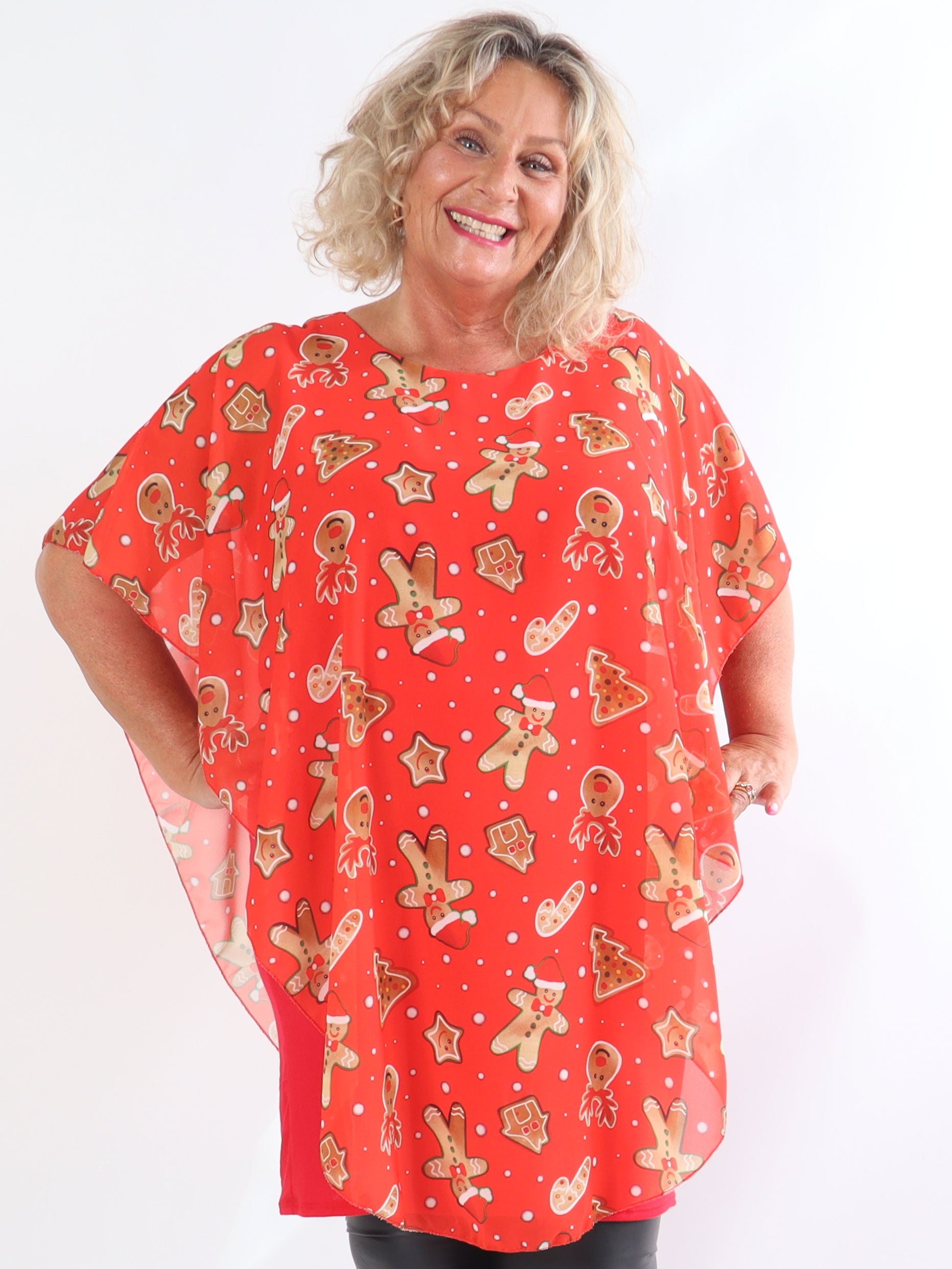 Kenya Gingerbread - Tunikaklänning i plus size med chiffonglager och jultryck