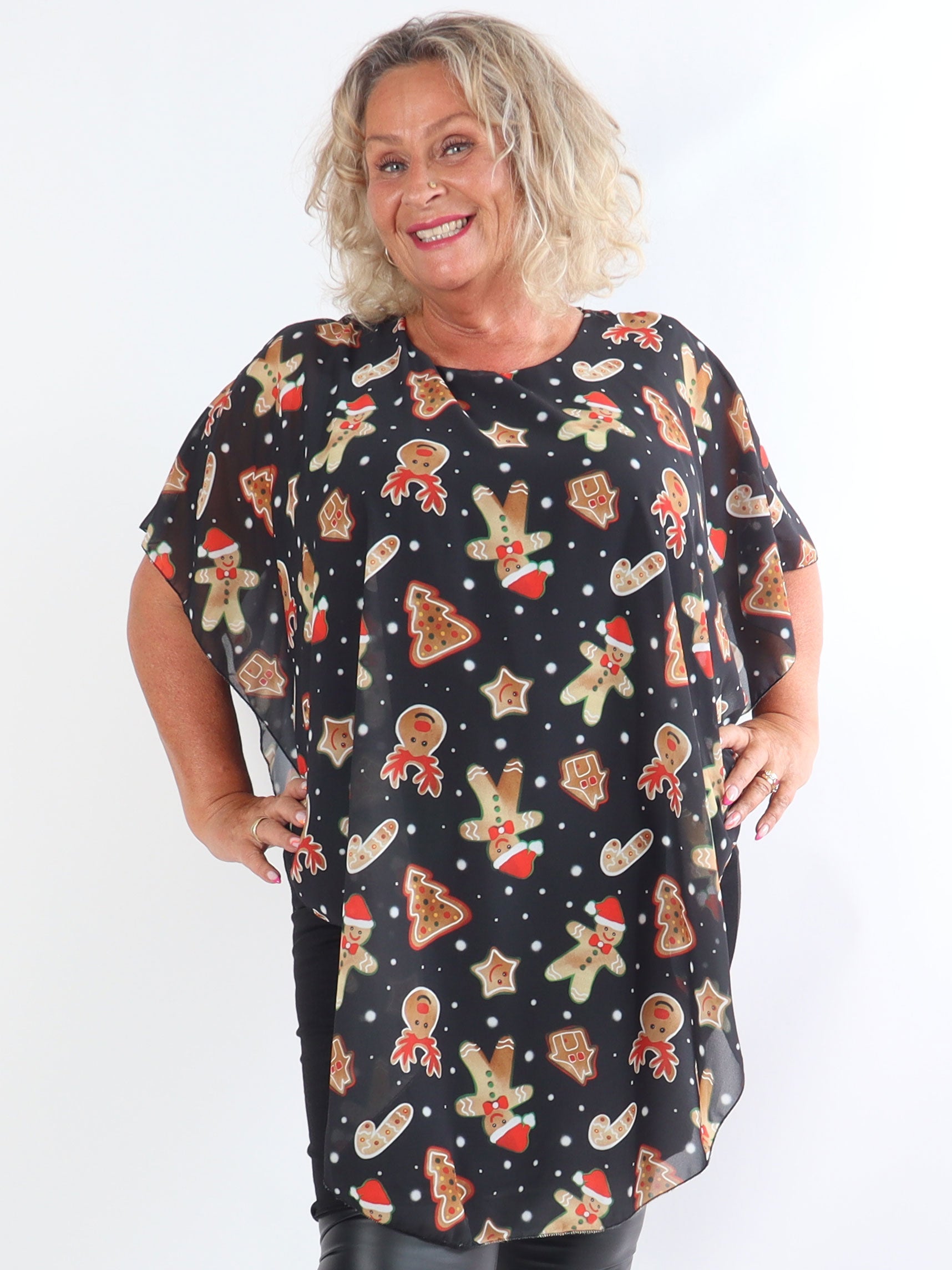 Kenya Gingerbread - Tunikaklänning i plus size med chiffonglager och jultryck