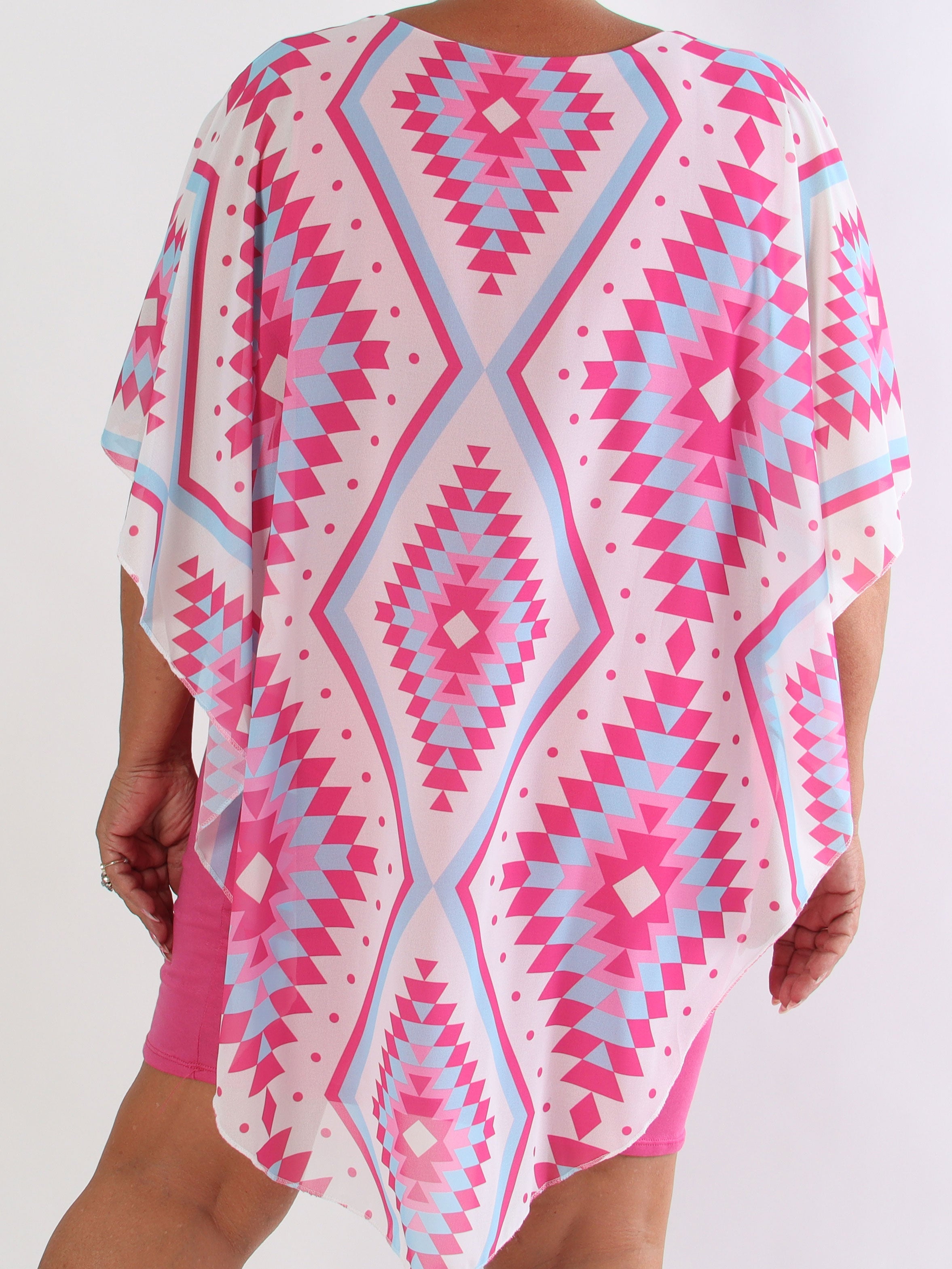 Kenya Graphic - Plus size kjole med et let grafiskmønstret chiffonstykke