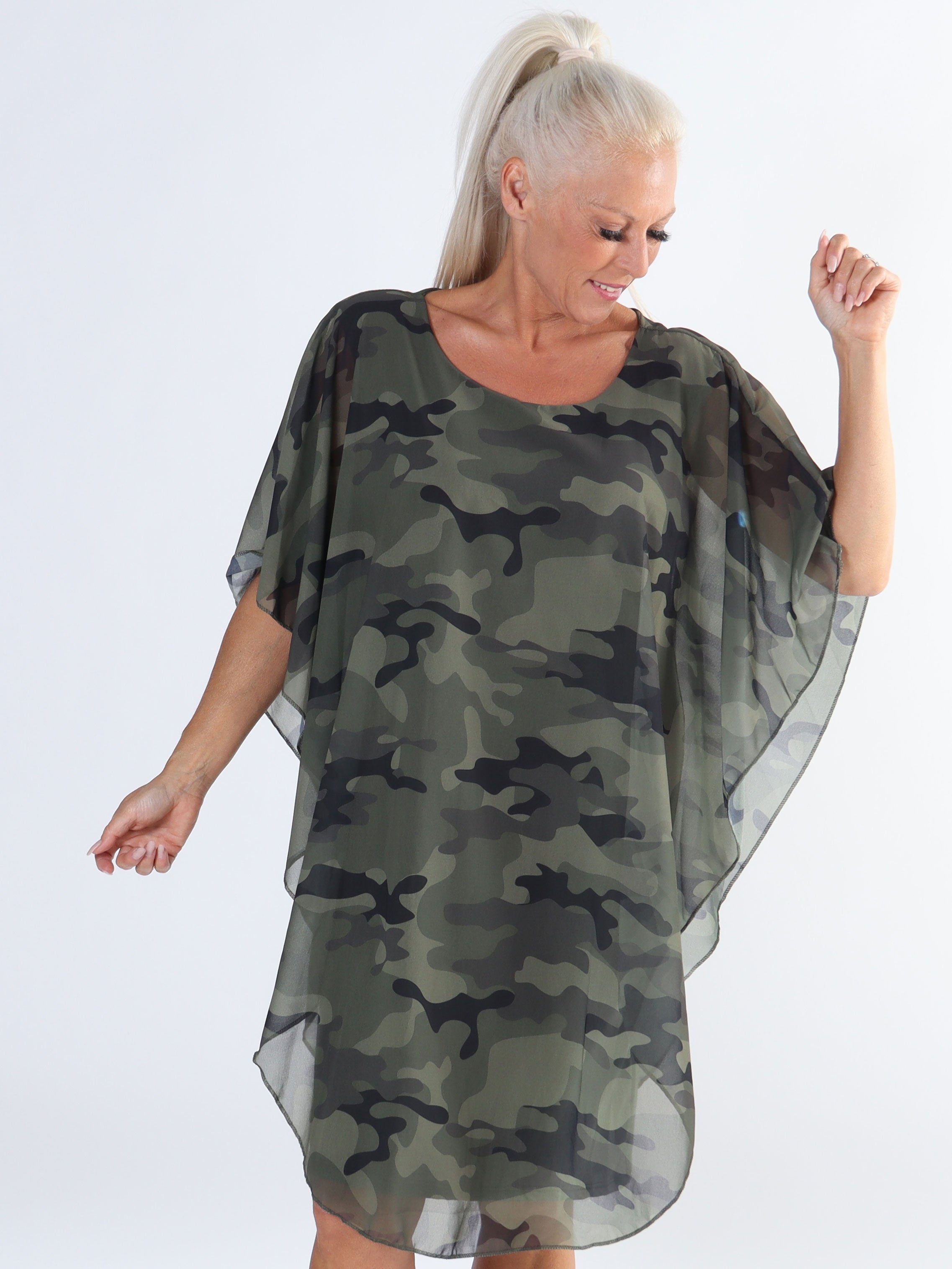 Kenya Camo - Plus size tunikaklänning med chiffonglager