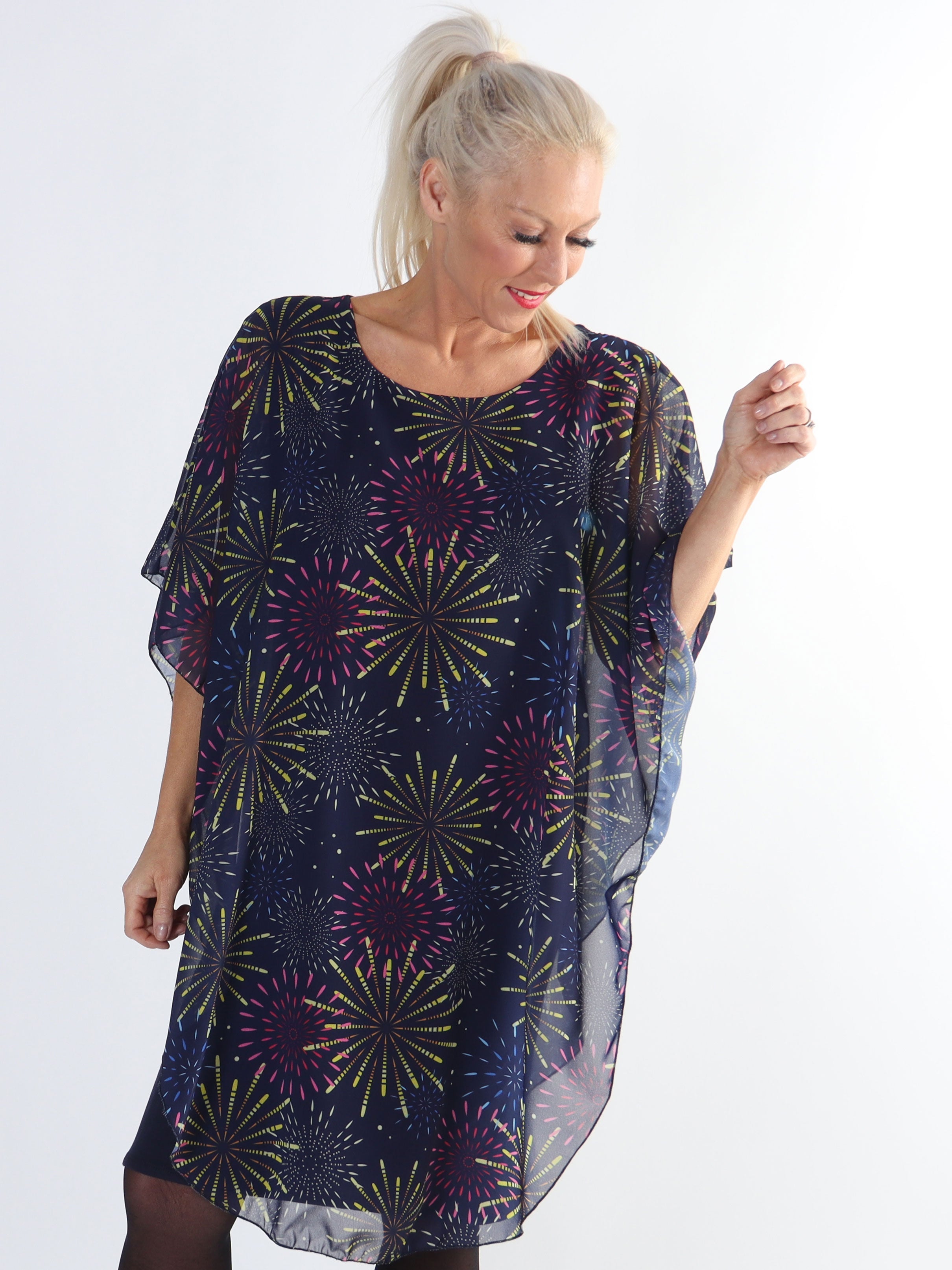 Kenya New Year - Plus size tunikaklänning med chiffonglager med fyrverkerier