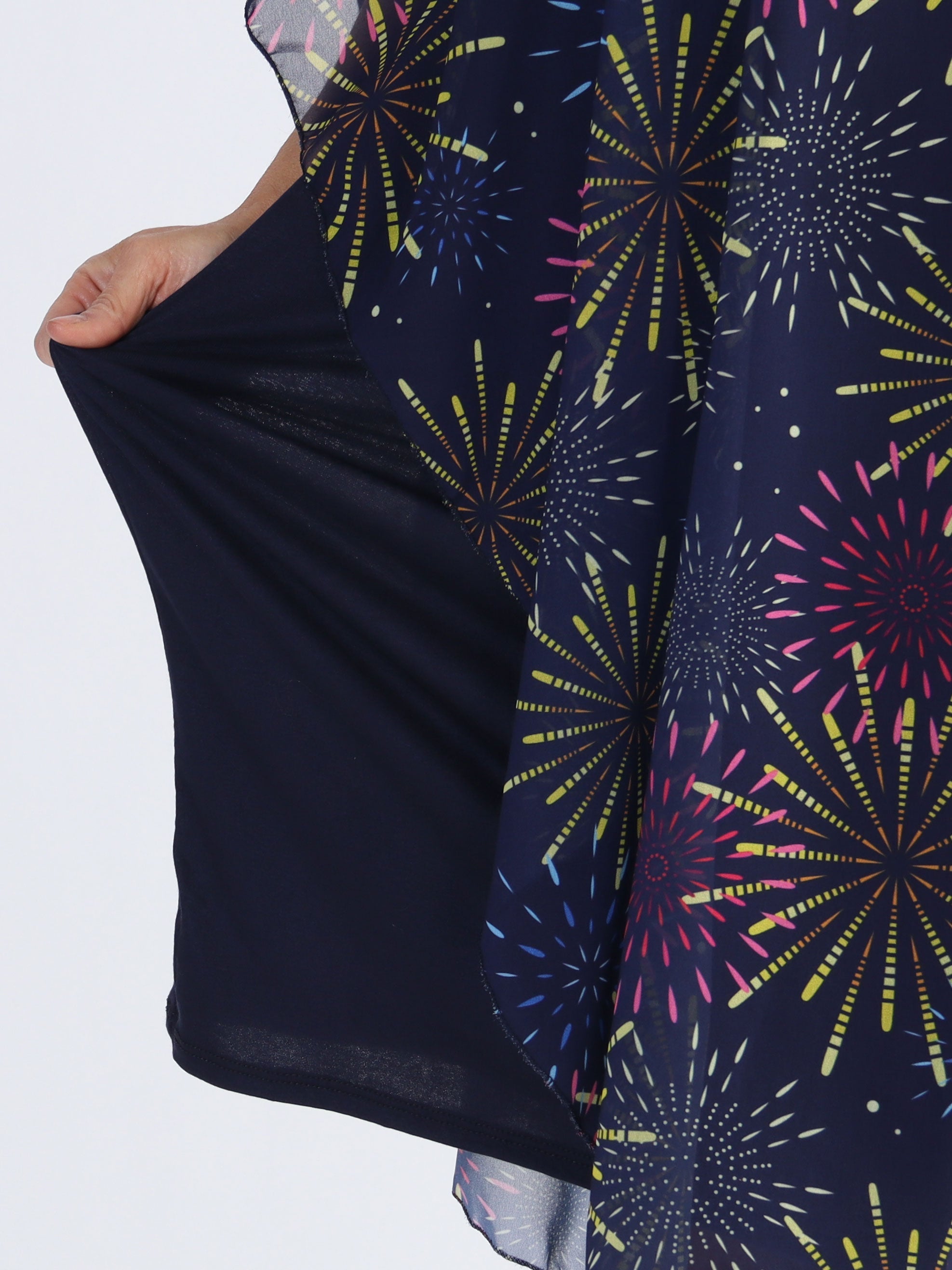 Kenya New Year - Plus size tunikaklänning med chiffonglager med fyrverkerier