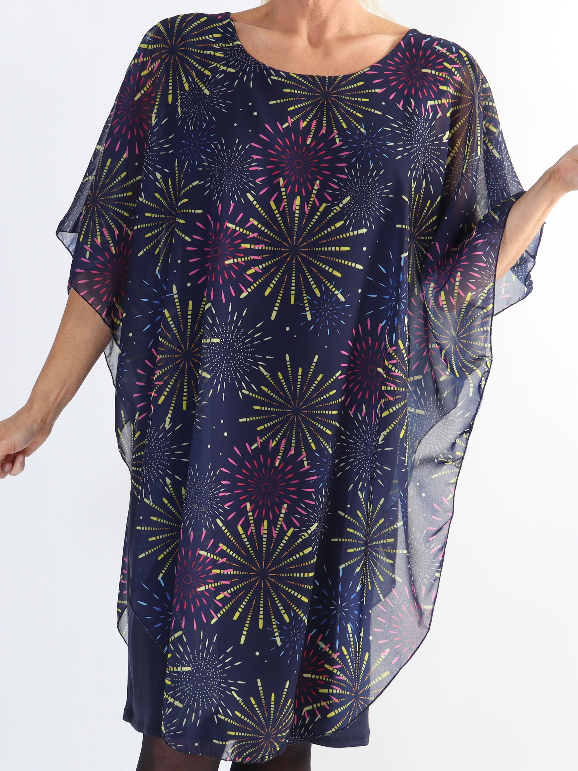 Kenya New Year - Plus size tunikaklänning med chiffonglager med fyrverkerier