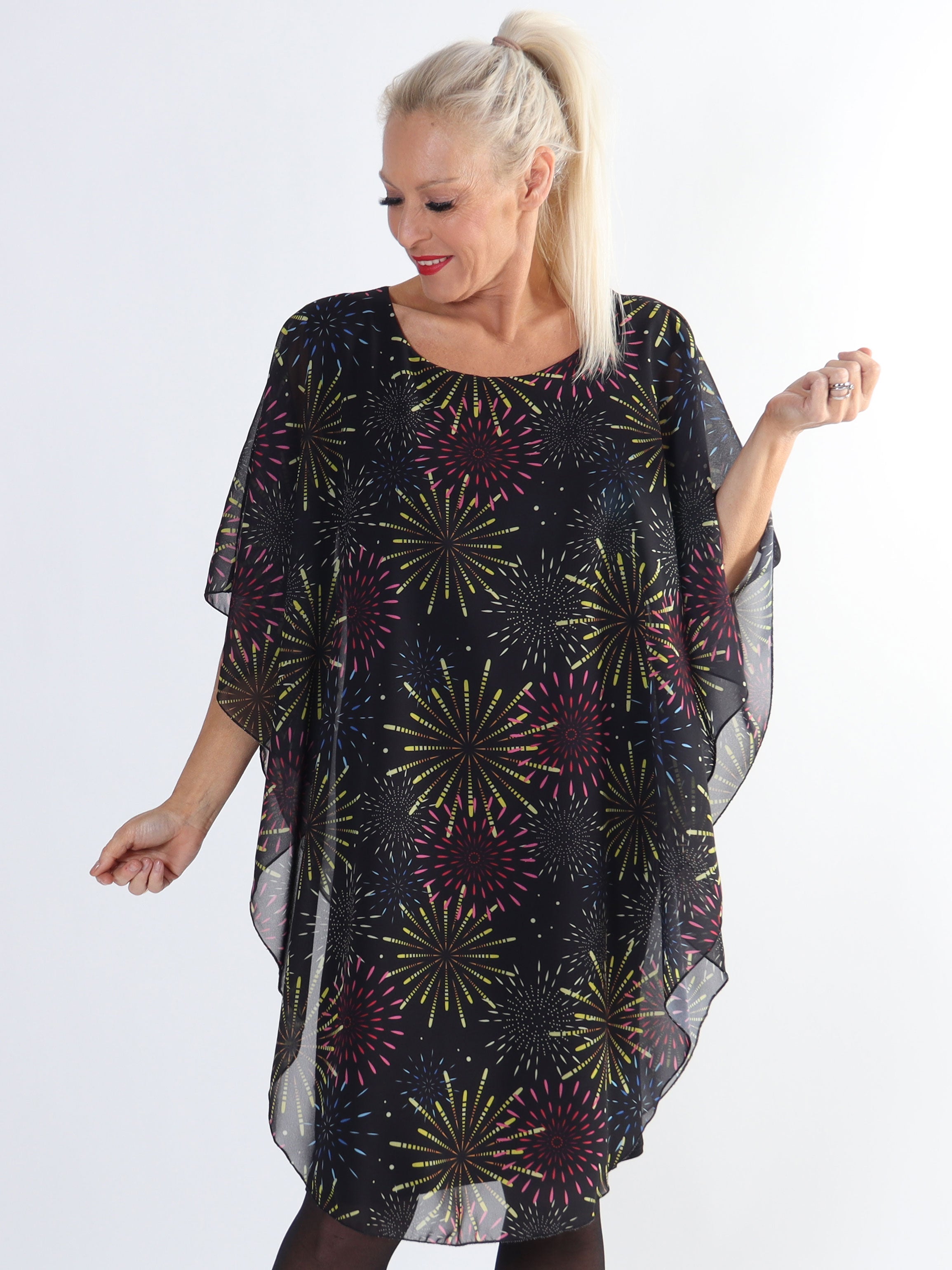 Kenya New Year - Plus size tunikaklänning med chiffonglager med fyrverkerier