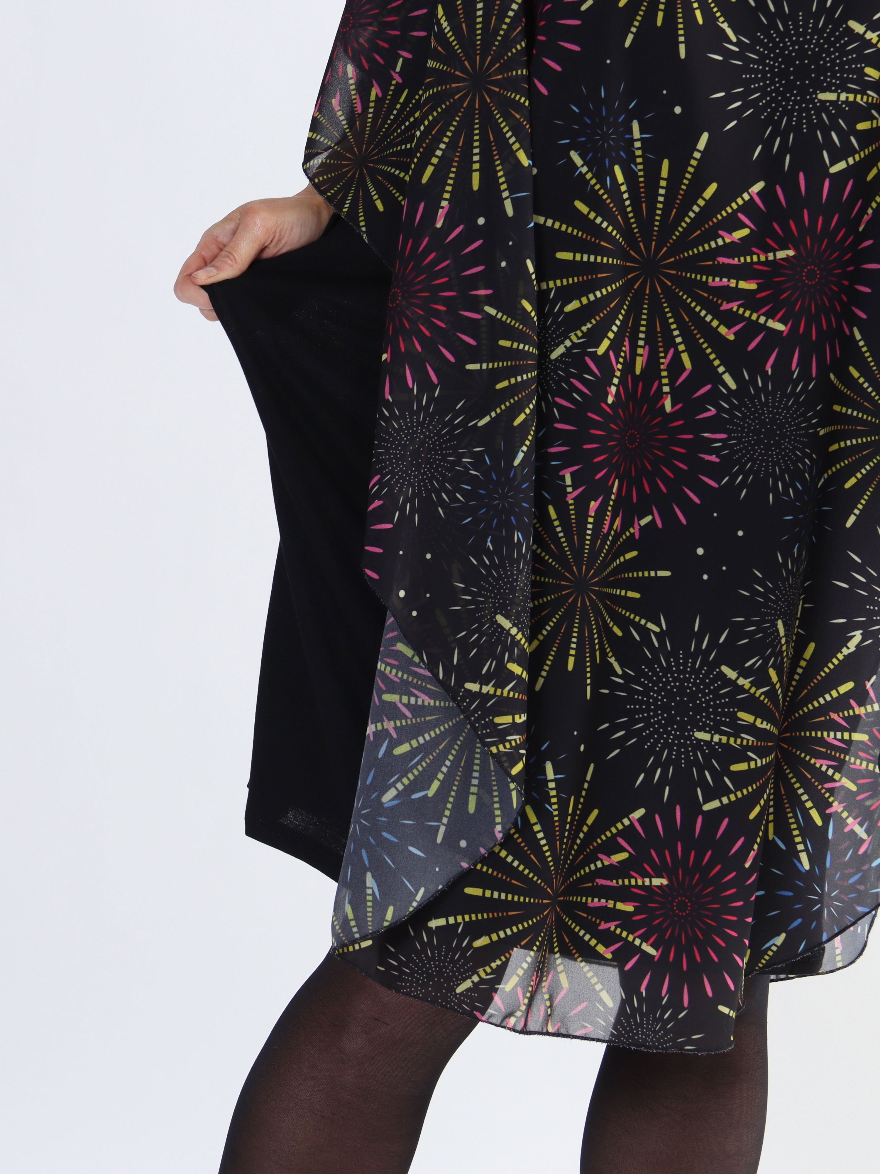 Kenya New Year - Plus size tunikaklänning med chiffonglager med fyrverkerier