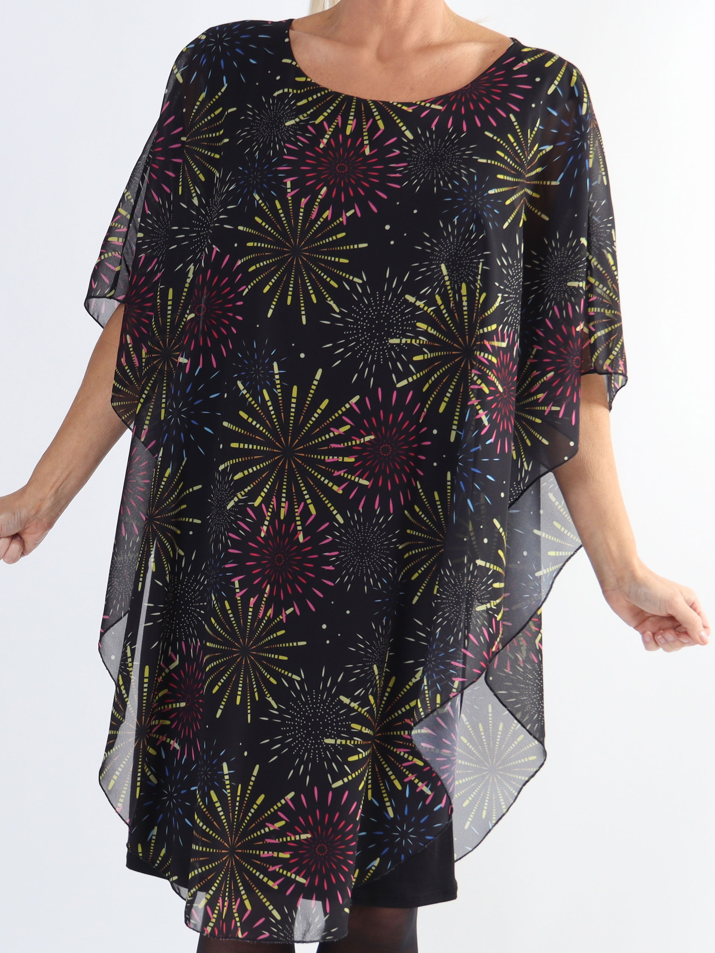 Kenya New Year - Plus size tunikaklänning med chiffonglager med fyrverkerier