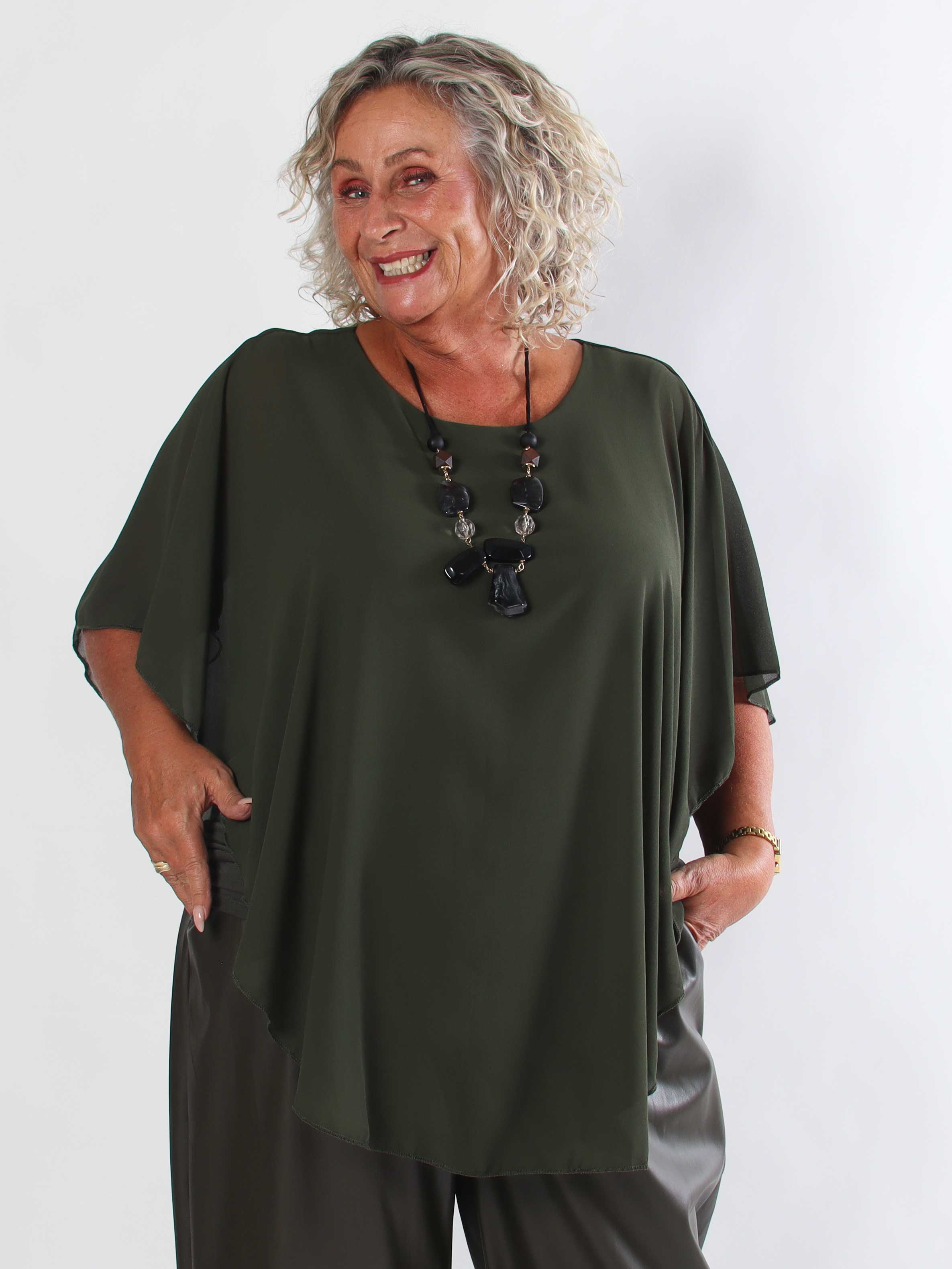 Kenya Shirt - Elegant plus size bluse med let chiffonlag og rund udskæring