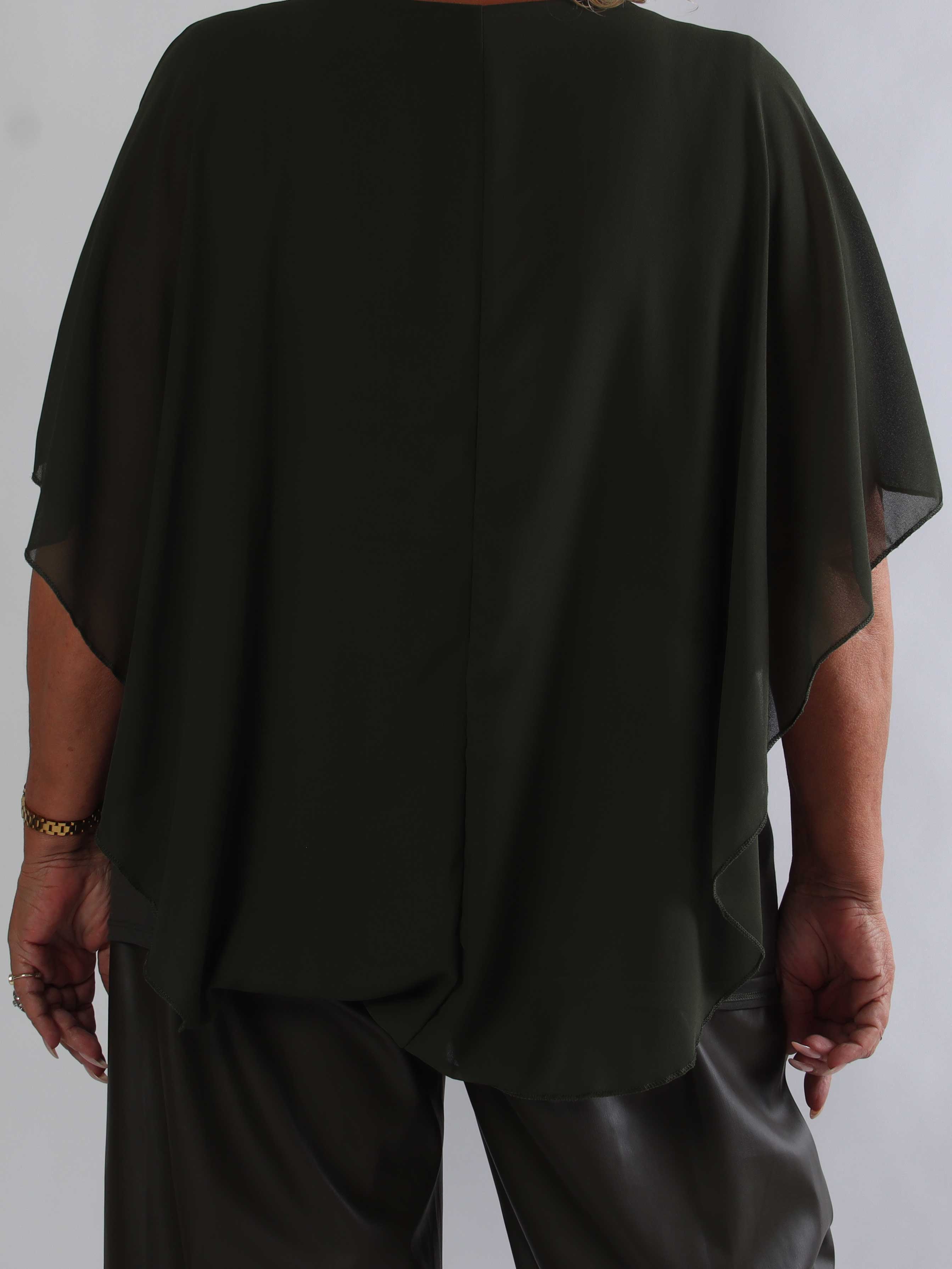 Kenya Shirt - Elegant plus size bluse med let chiffonlag og rund udskæring