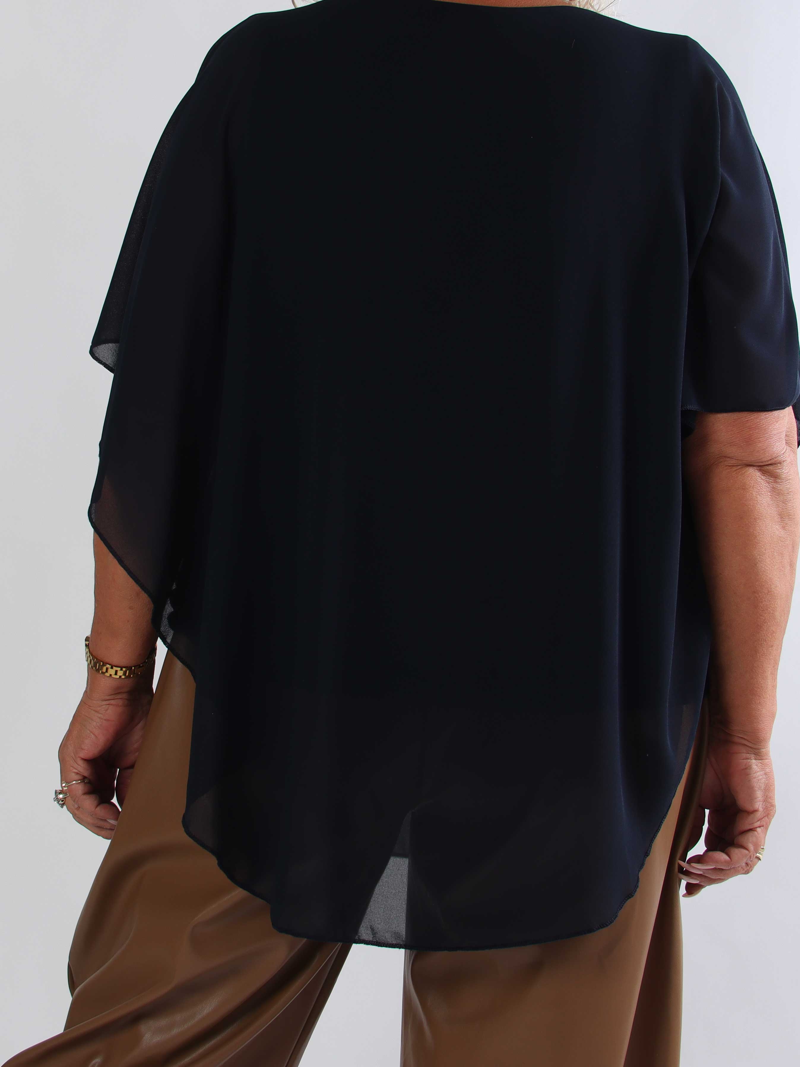 Kenya Shirt - Elegant plus size bluse med let chiffonlag og rund udskæring