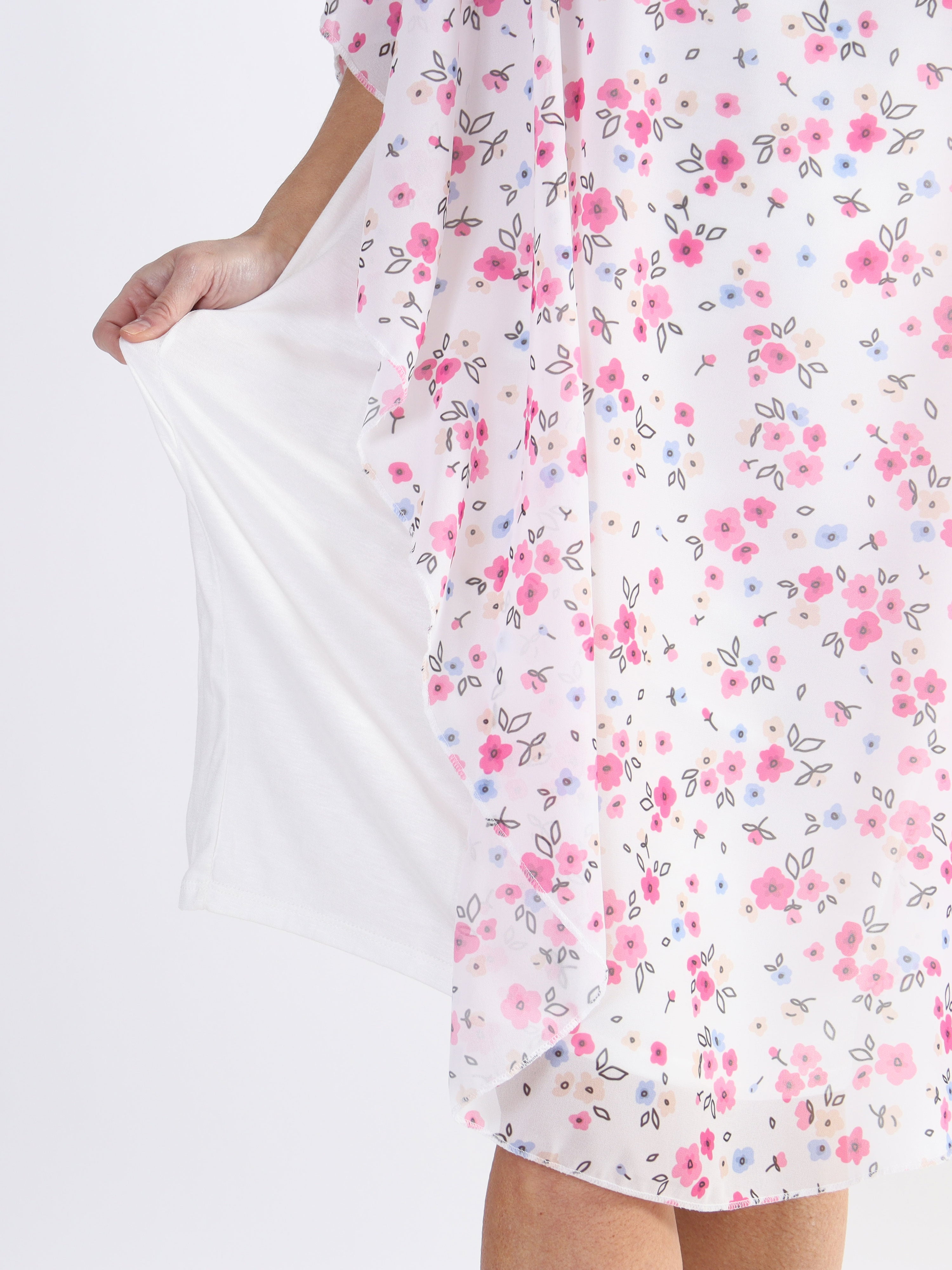 Kenya Small Flower - Tunikaklänning i plus size med blommigt chiffonglager