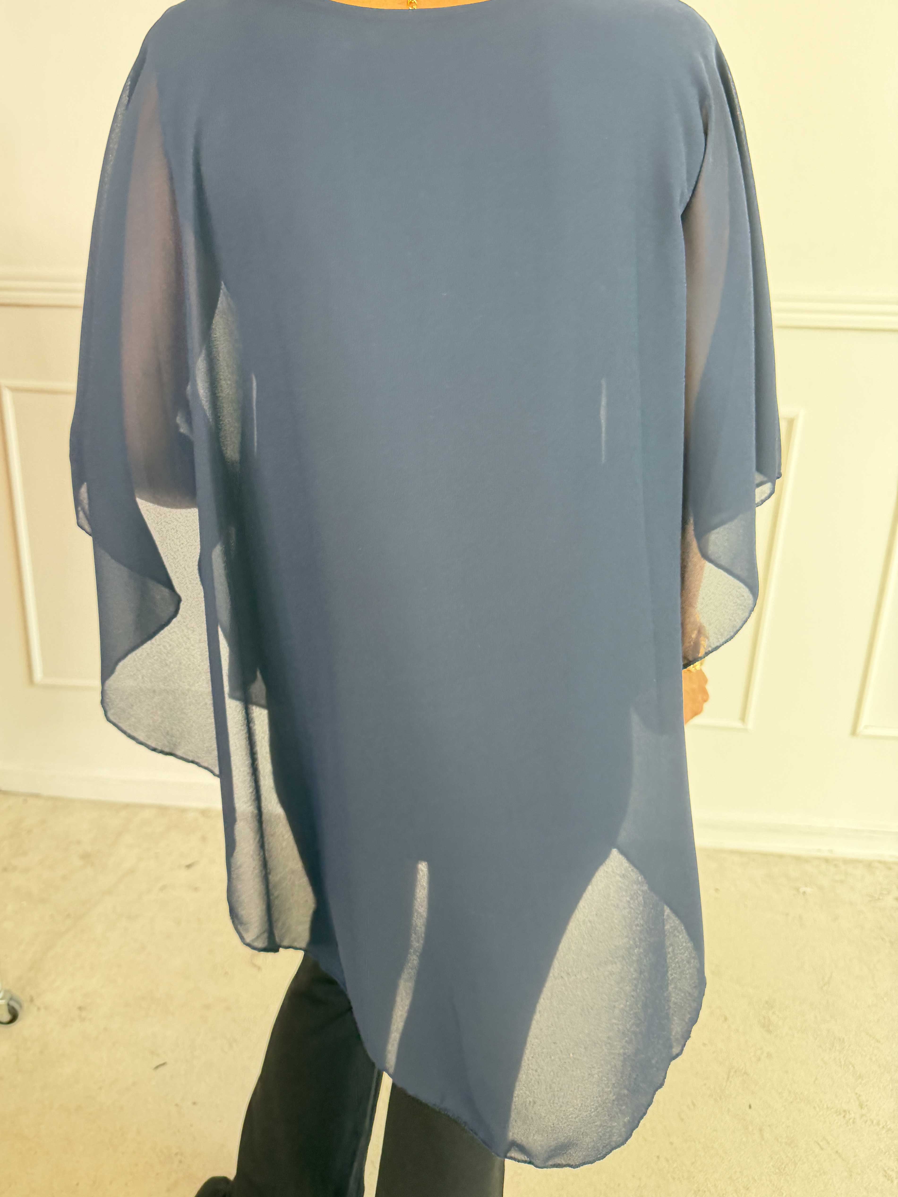 Kenya Shirt - Elegant bluse med let chiffonlag og rund udskæring