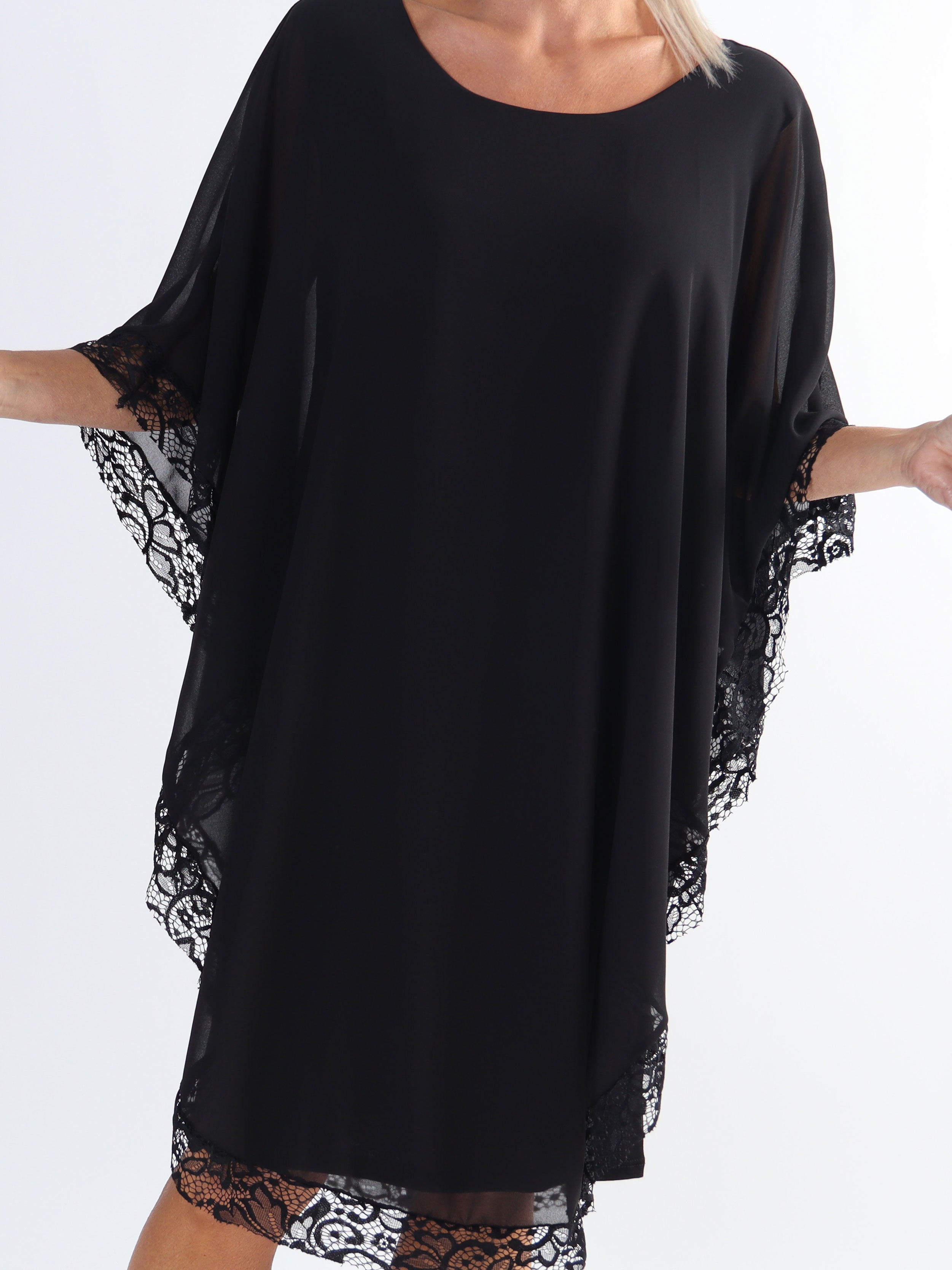 Kenya Edge - Plus size tunikaklänning med chiffonglager och spetskant