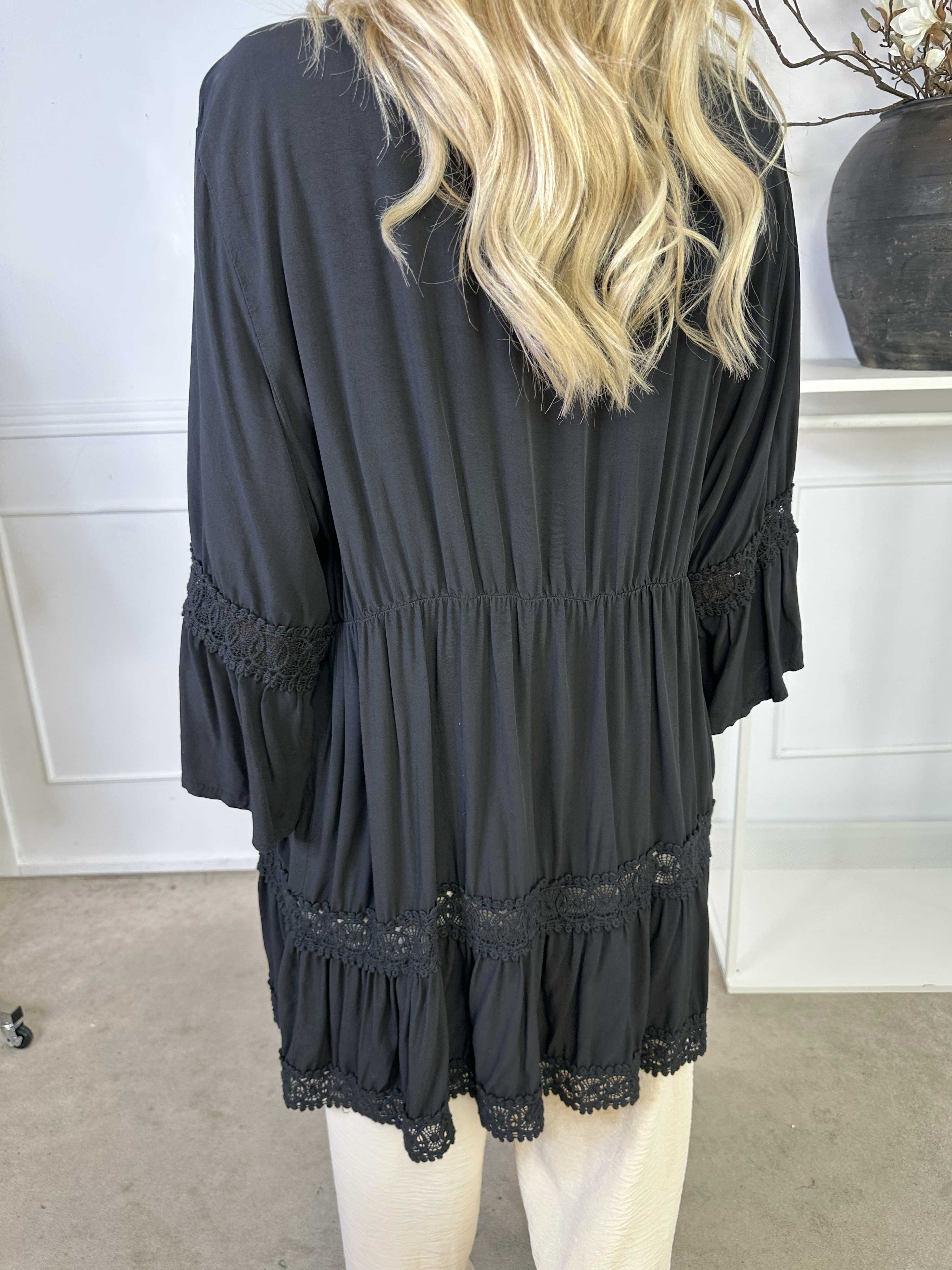 Kiki - Söt kimono med fin spets