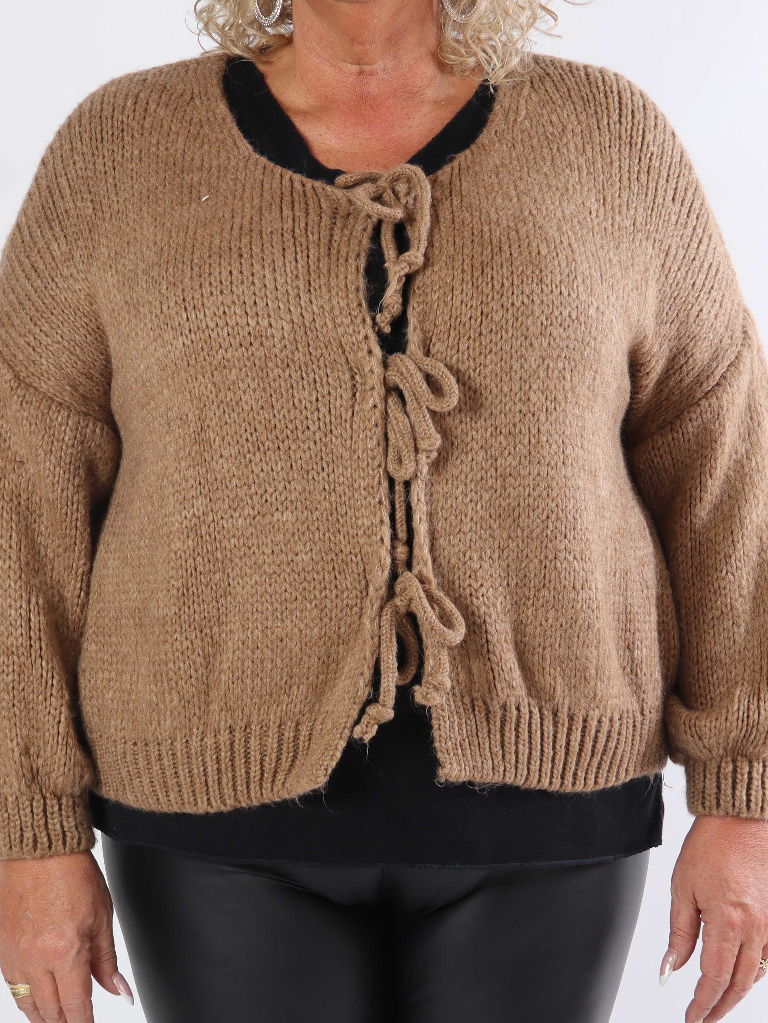 Kimberly - Söt stickad kofta i plusstorlek med rosetter