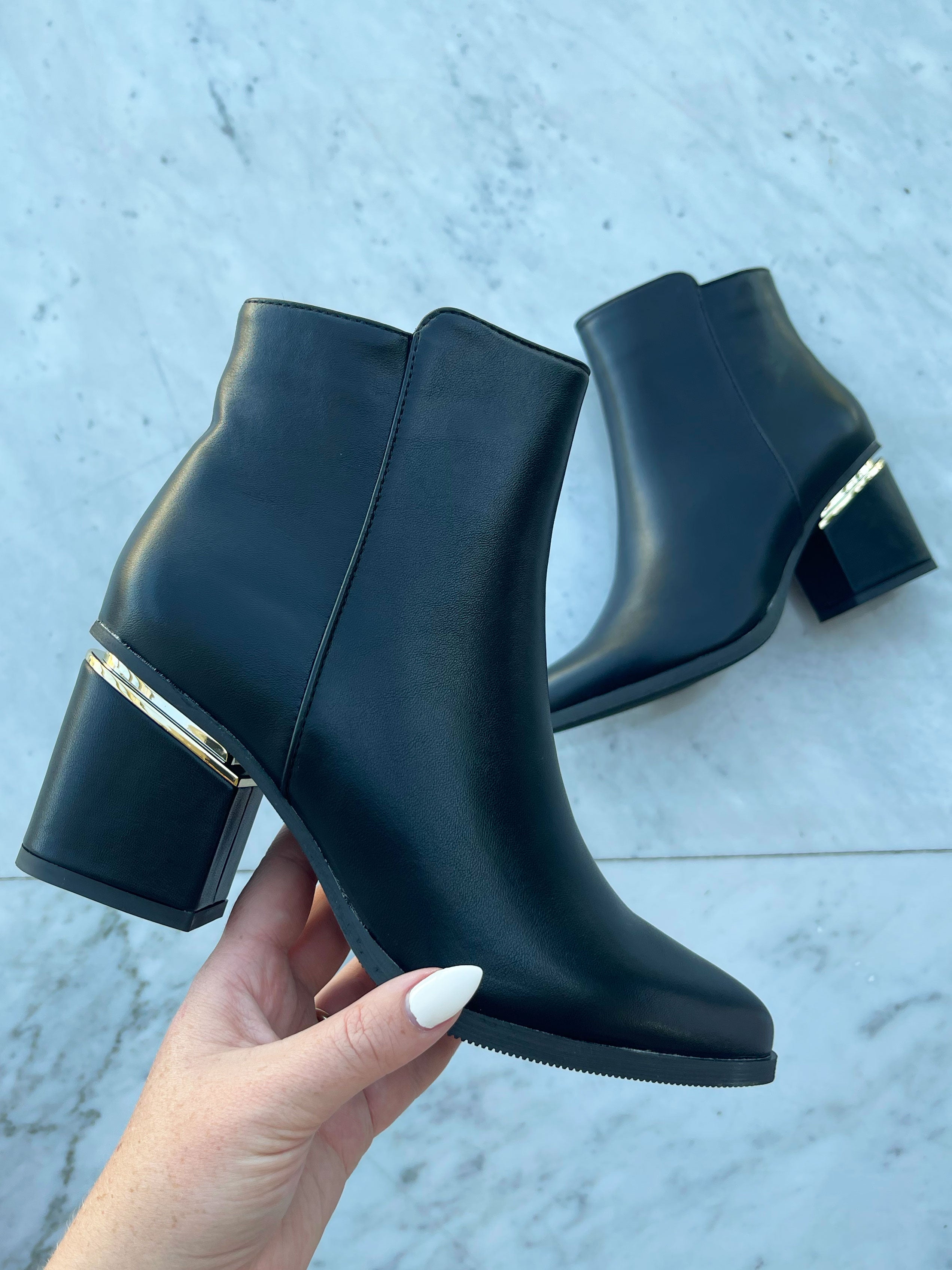 Kira - Fina stövlar med gulddetalj vid hälen