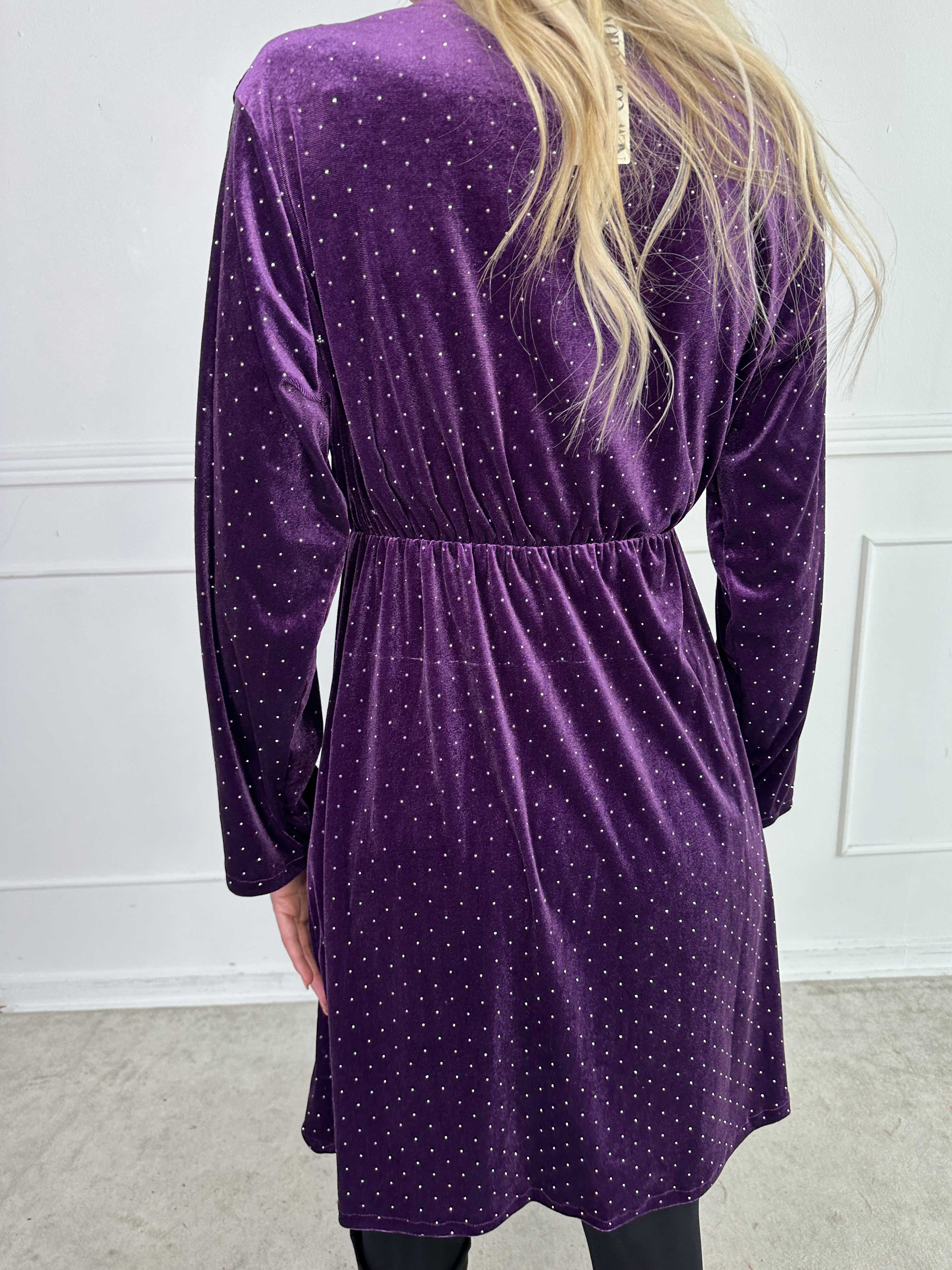 Kristil - Velourkjole med slå-om look og similisten