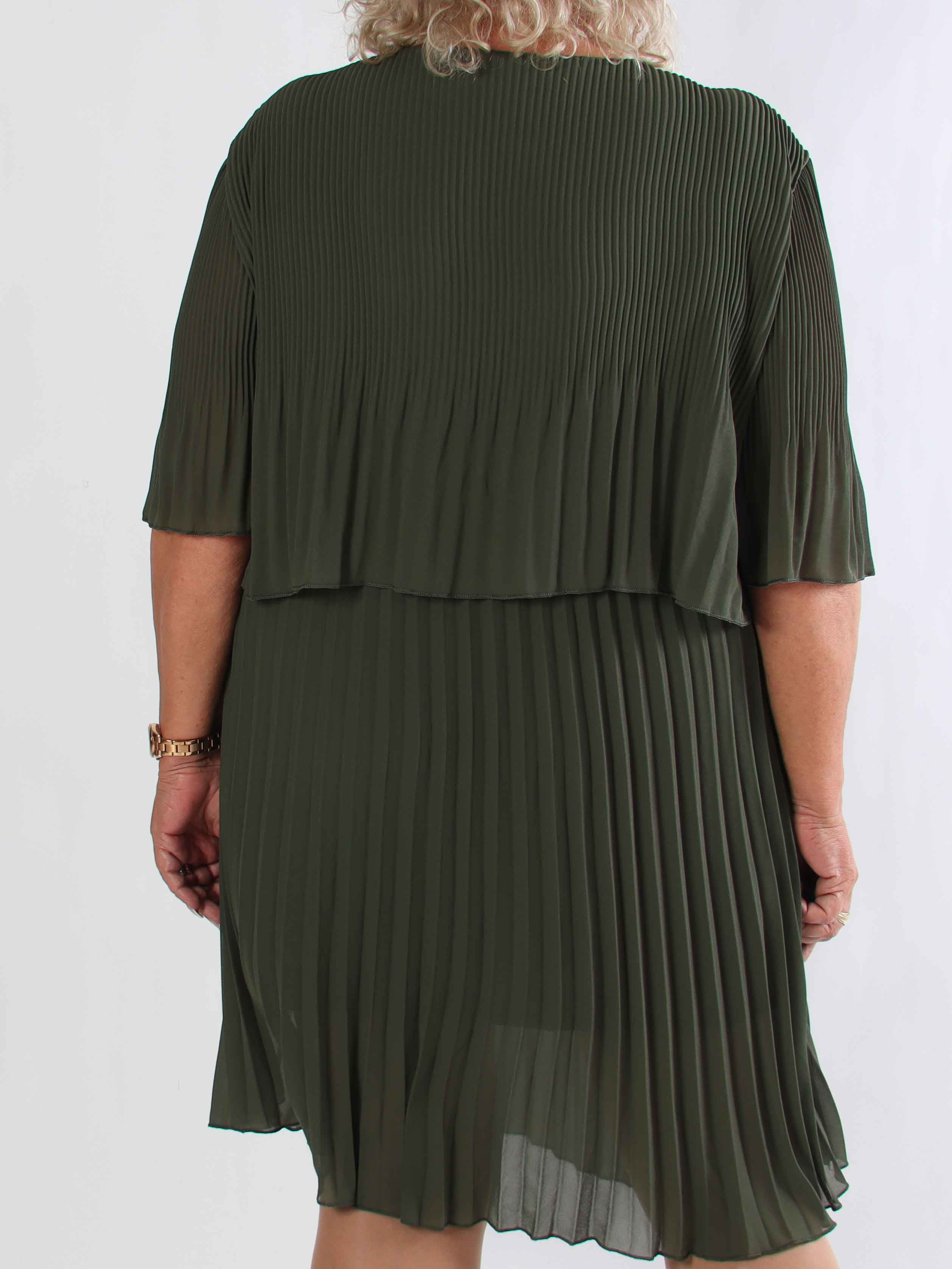 Kristina - Sød plisseret plus size kjole med flæselag