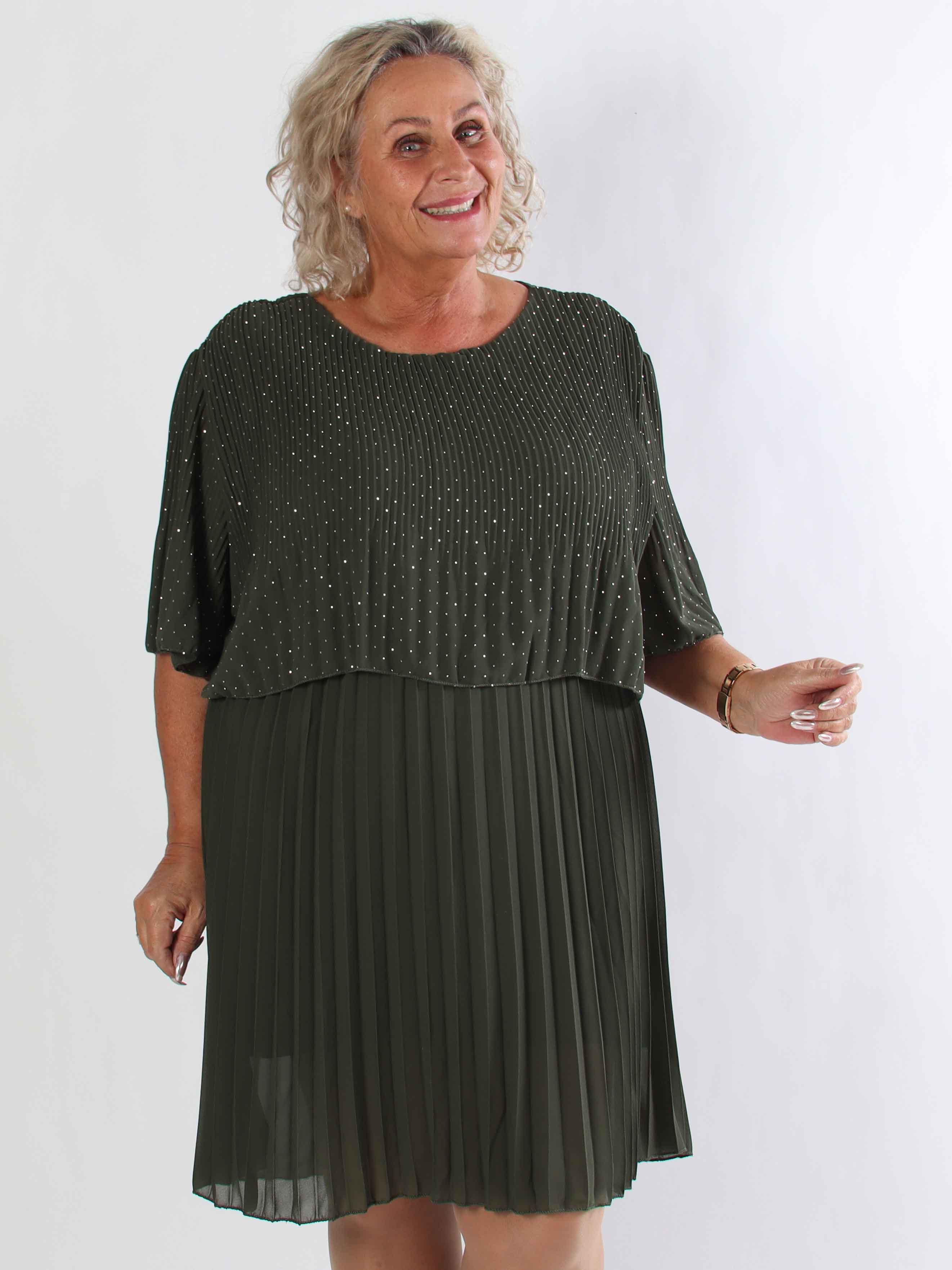 Kristina Crystal - Plisserad plus size klänning med strass och volanglager